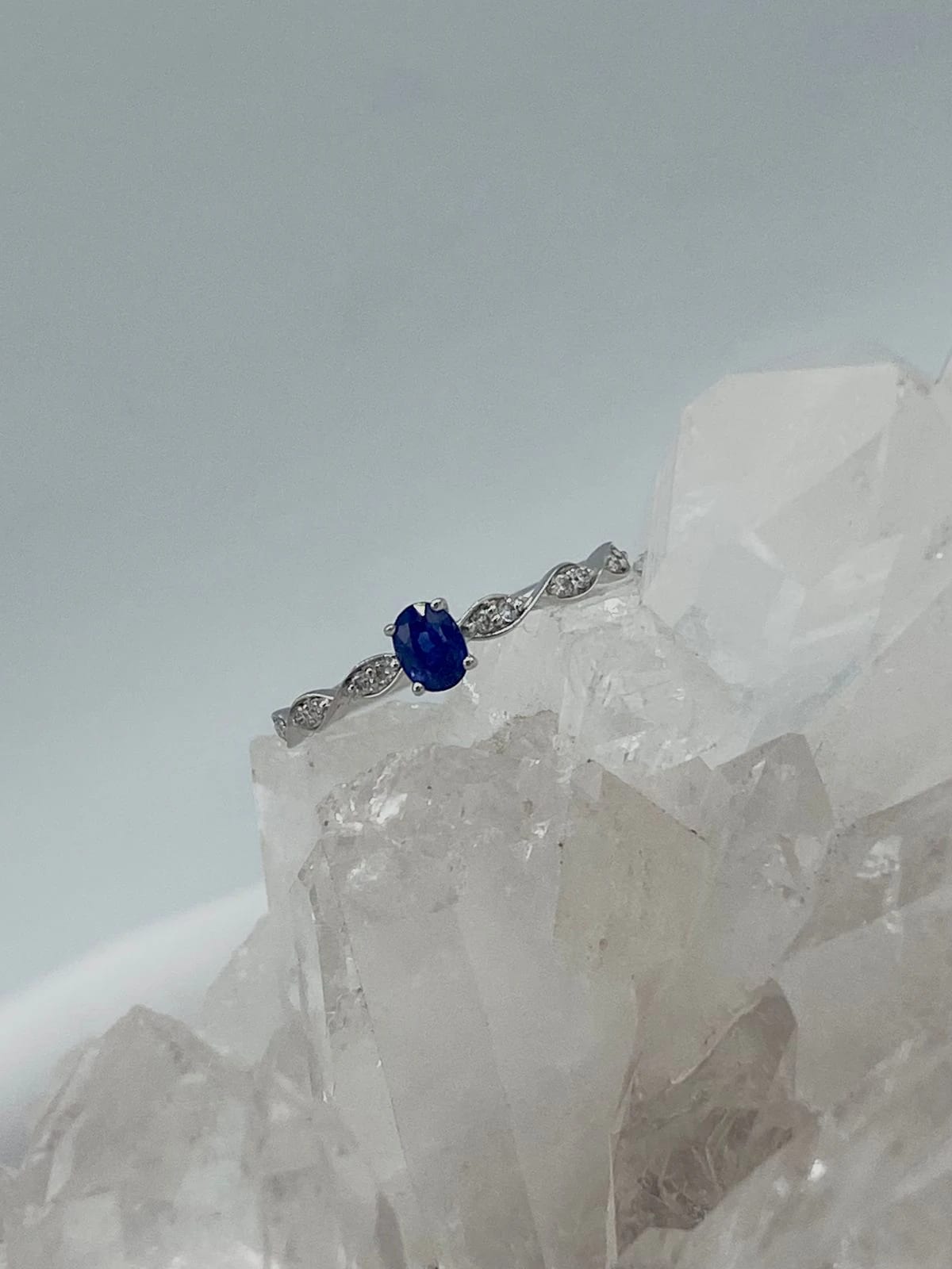 Anillo Zafiro con Diamantes en Oro Blanco 18 k - imagen 3