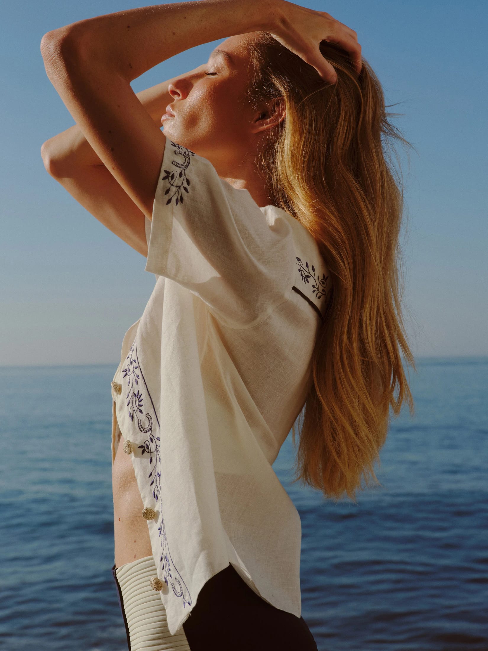 El Jared Linen Embroidered Shirt / Ivory Blue Horseshoes - imagen 6