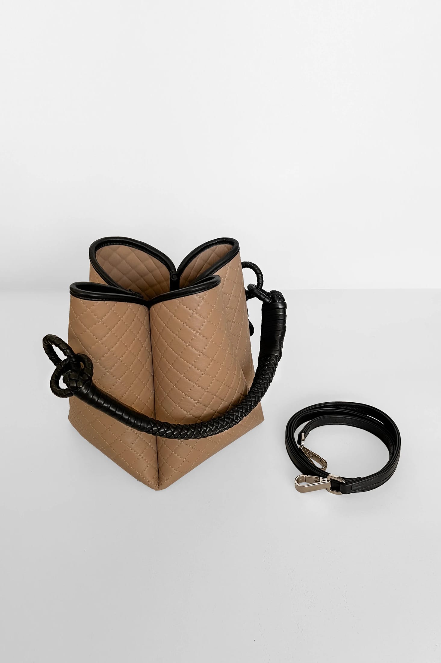 Tulip Bucket Bag, Cappuccino & Black - imagen 4