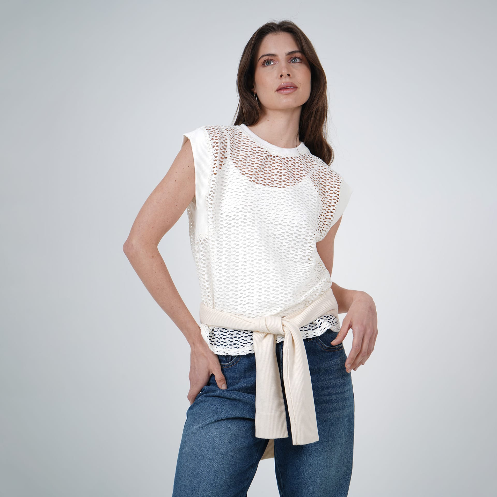Camiseta en malla cuello redondo manga sisa con top interno - imagen 2