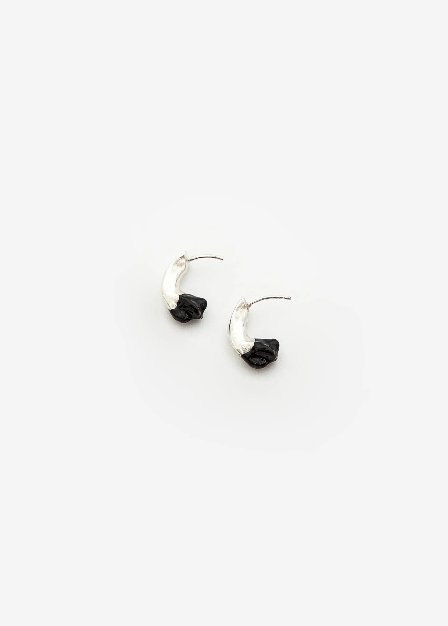 Mini Petal Curve Stud Plata Negro - imagen 2