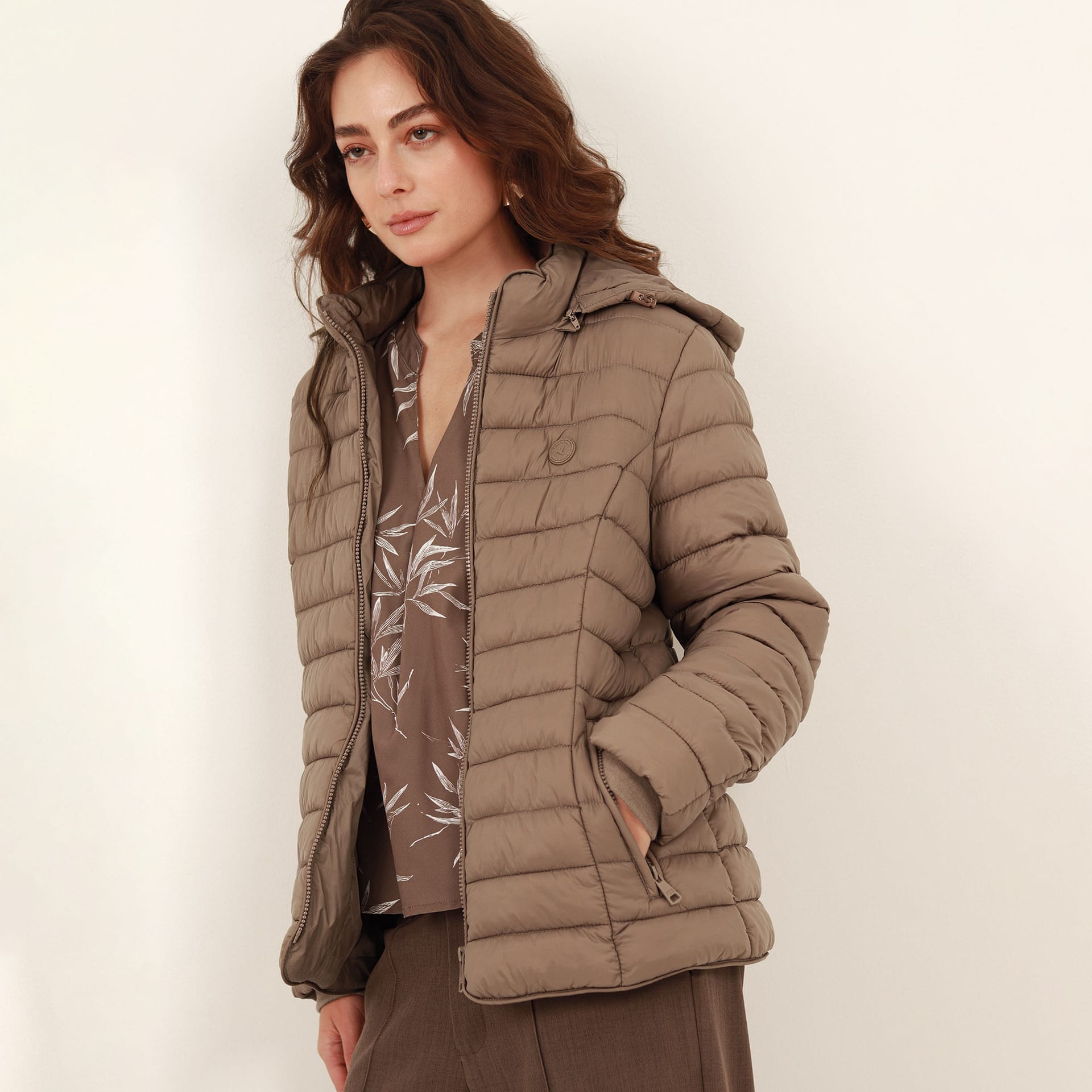 Chaqueta acolchada básica cuello alto con capucha - imagen 33