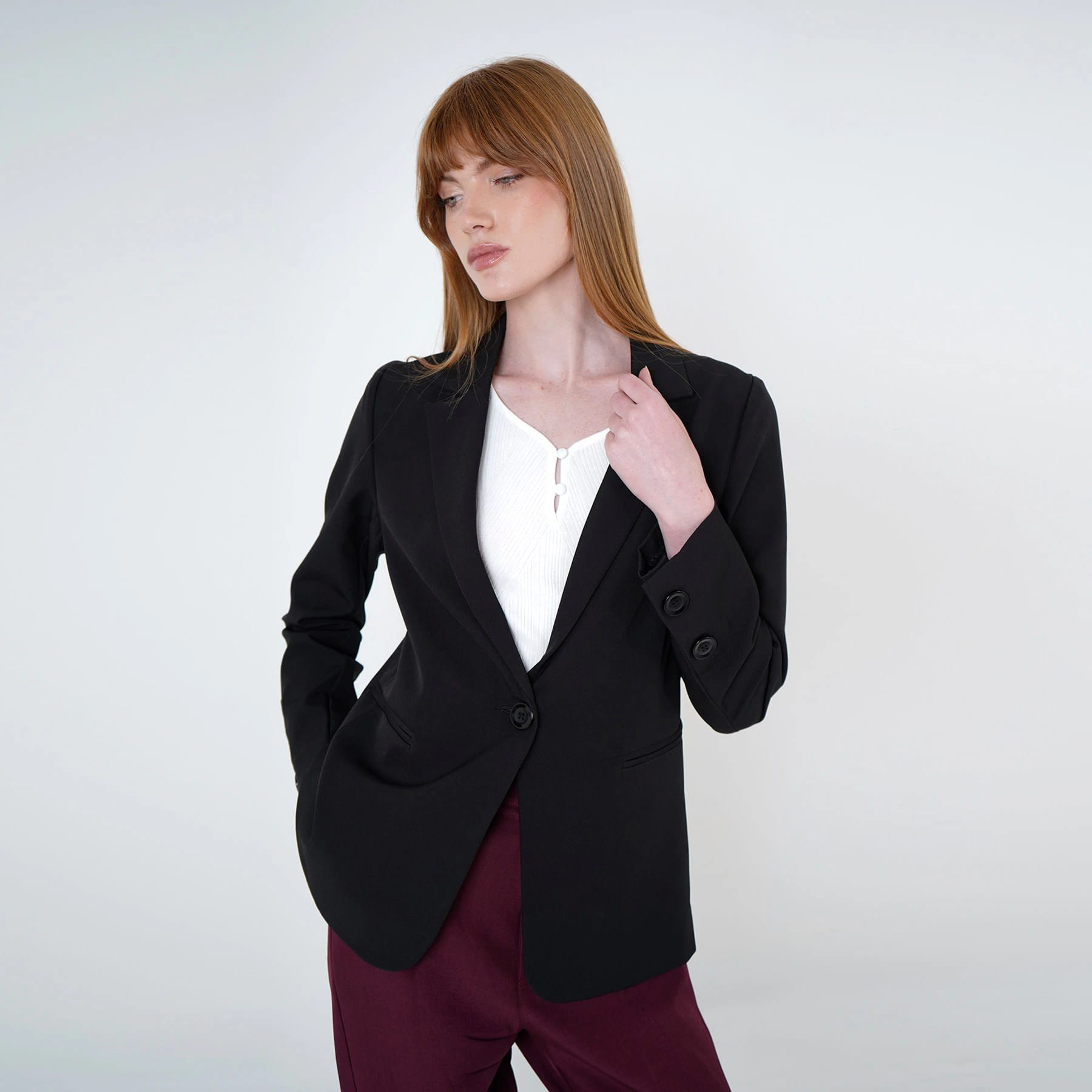 Chaqueta blazer básico con solapa y botones - imagen 4