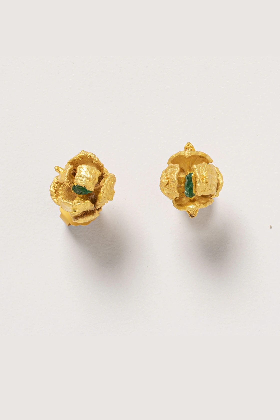 PINE SEEDS AND ROUGH EMERALD STUDS - imagen 3
