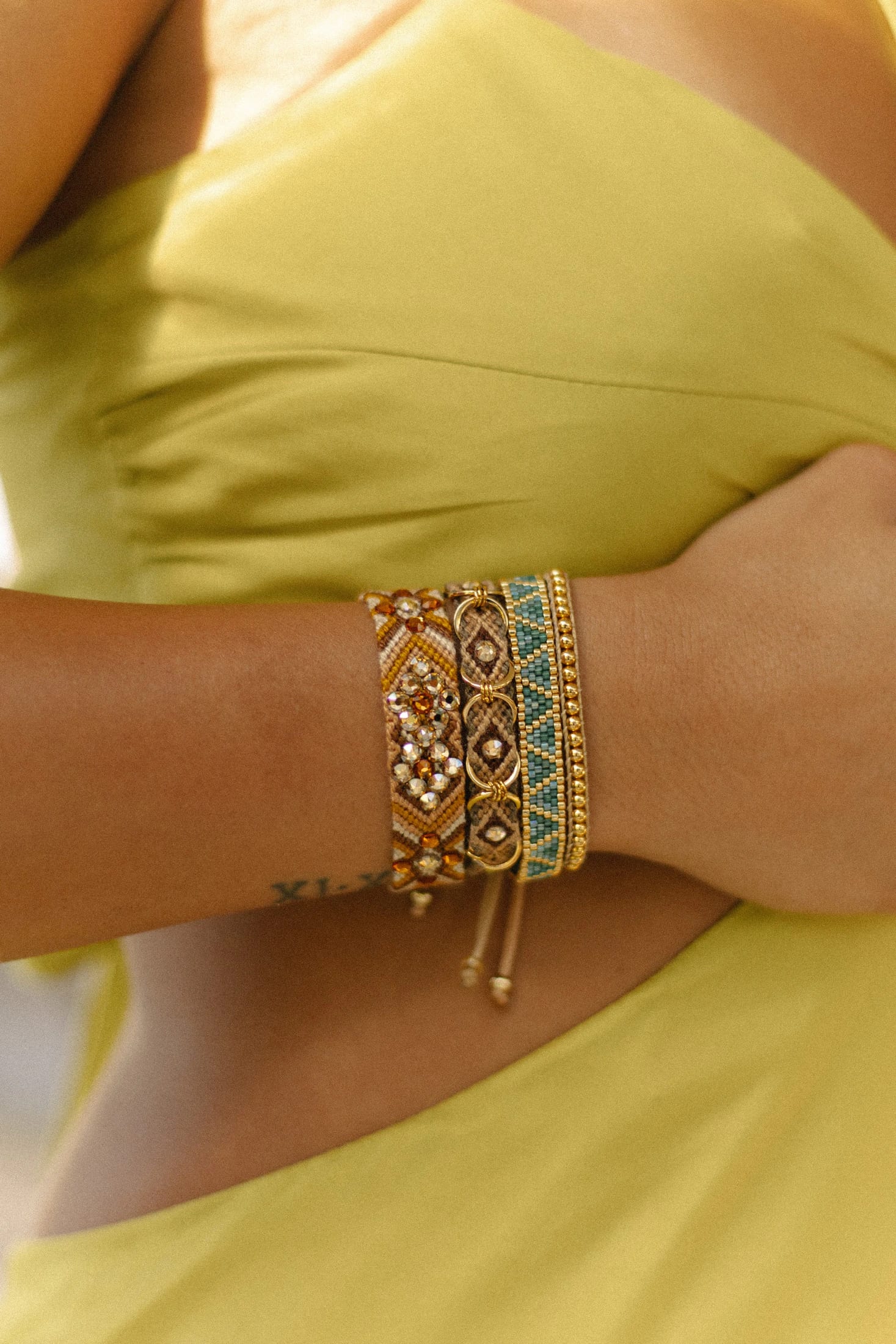 Golden Glow Stack | Effortless Luxury Look - imagen 1