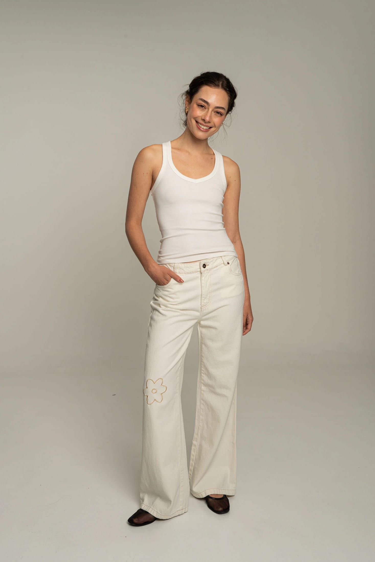 Jeans Flor Bordada Crudo - imagen 10