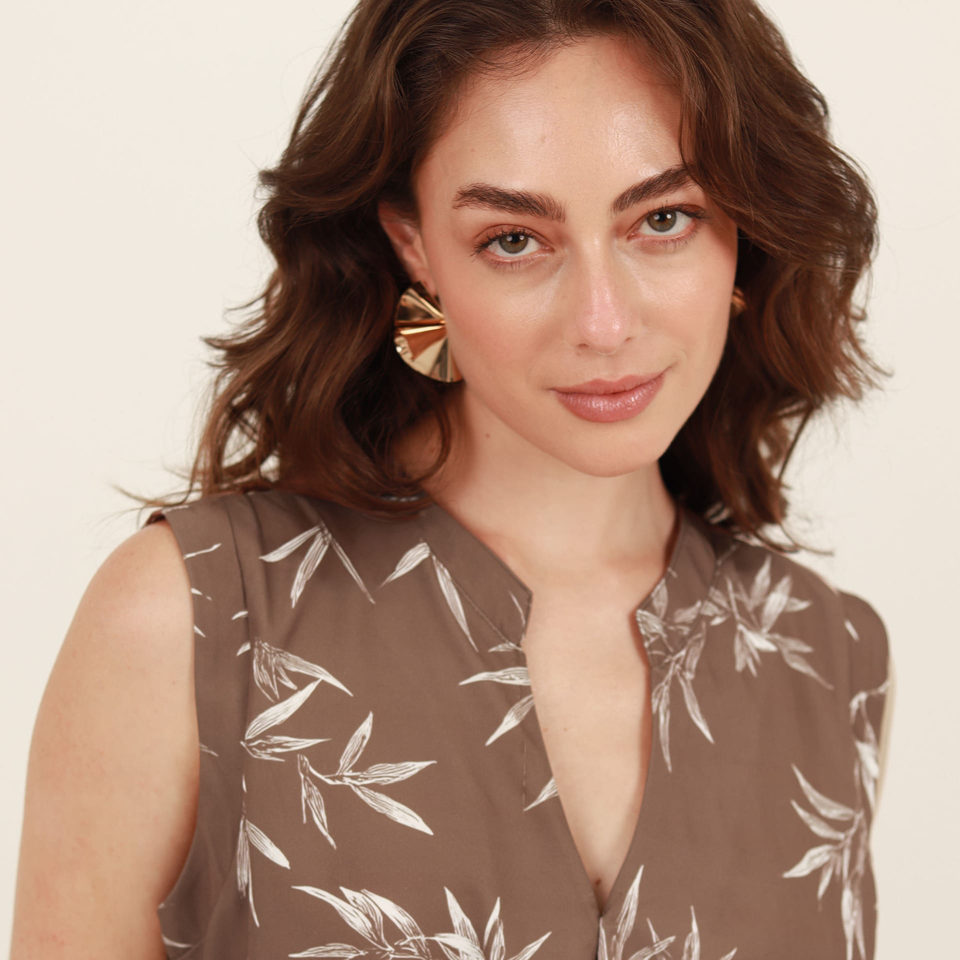 Blusa estampada abierta cuello nerú manga sisa con prenses - imagen 2