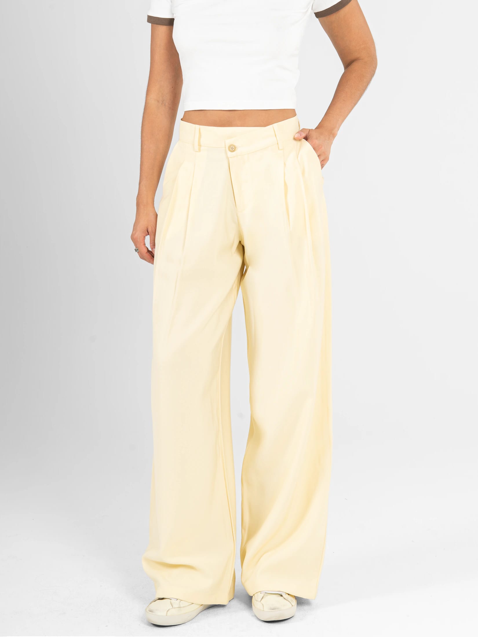 Ref: 0620581 Pantalón mom flare, tejido plano liviano, detalle en pretina, tiro alto, tono amarillo - imagen 1