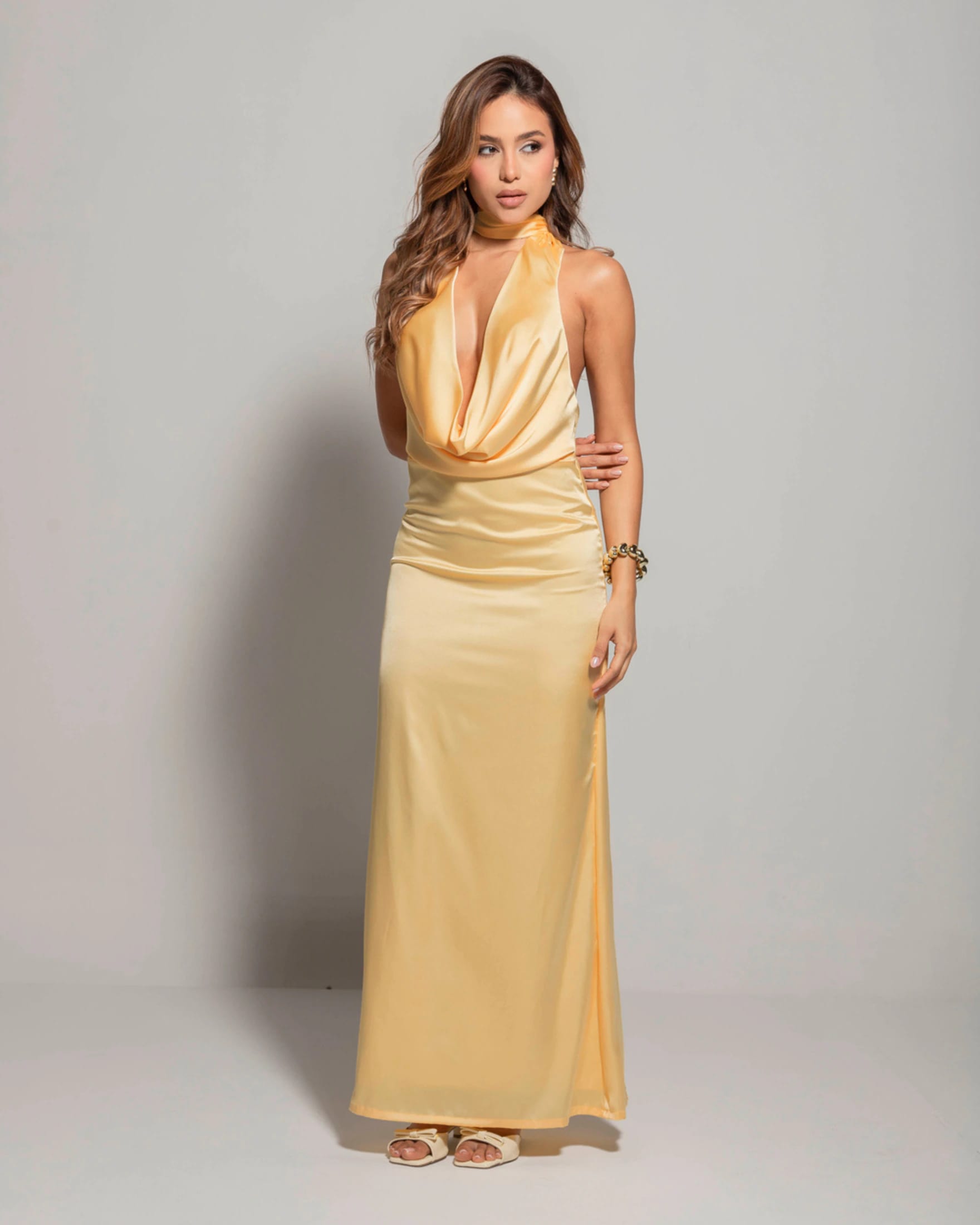 Vestido Largo Halter con Escote Profundo - imagen 2