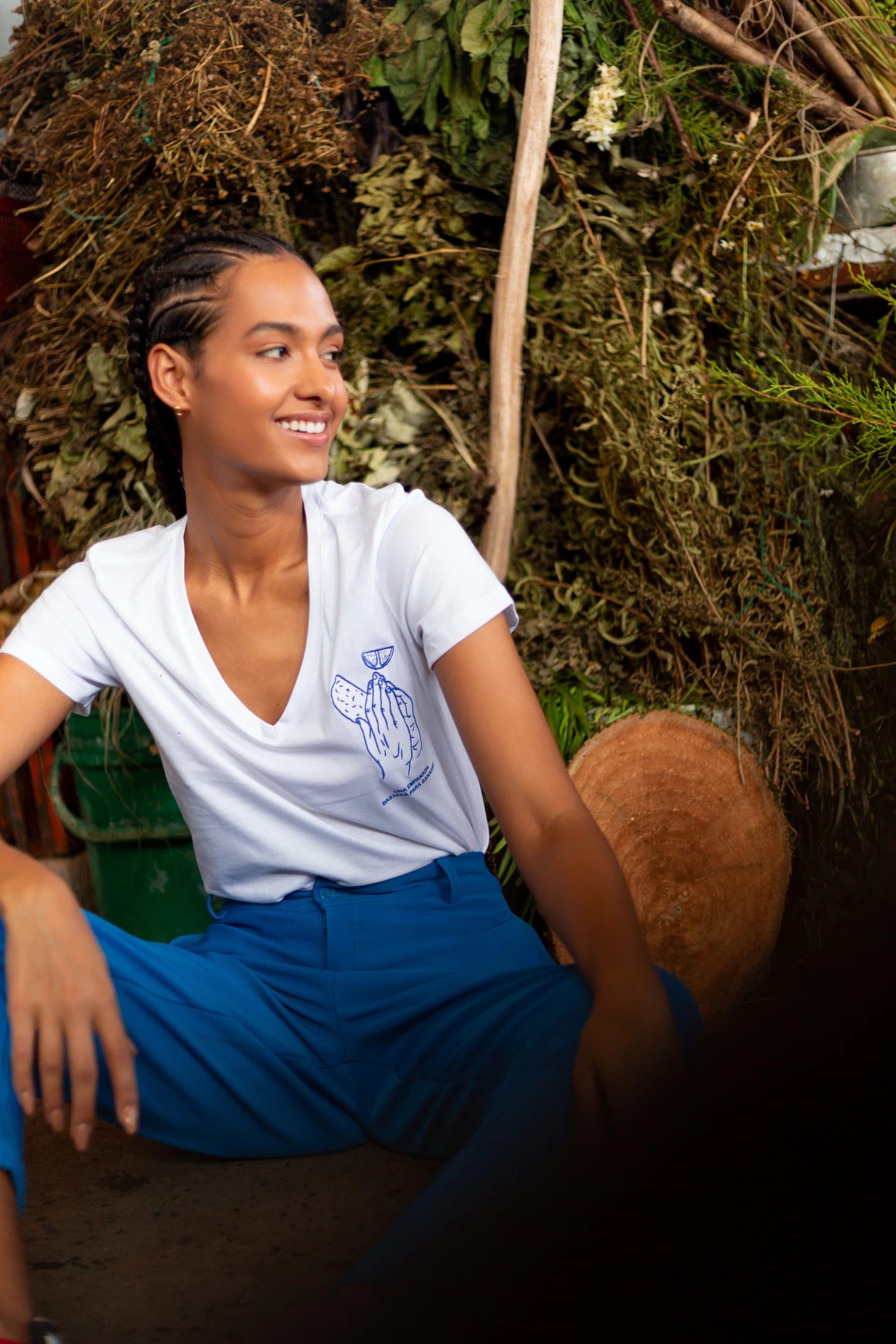 Una Empanada Bastará V-Neck Tee - imagen 2