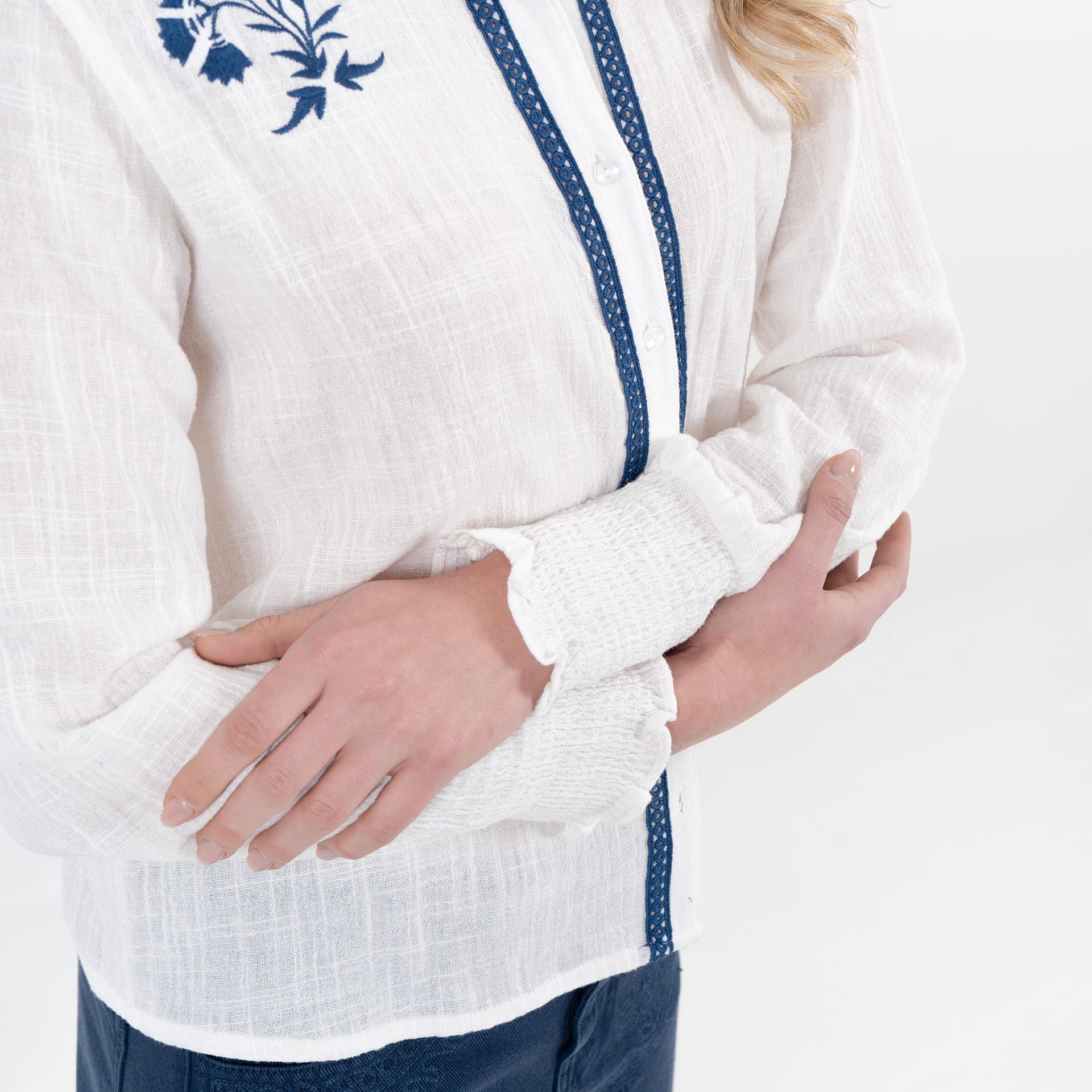 Blusa cuello nerú manga larga con bordado flores en contraste - imagen 2
