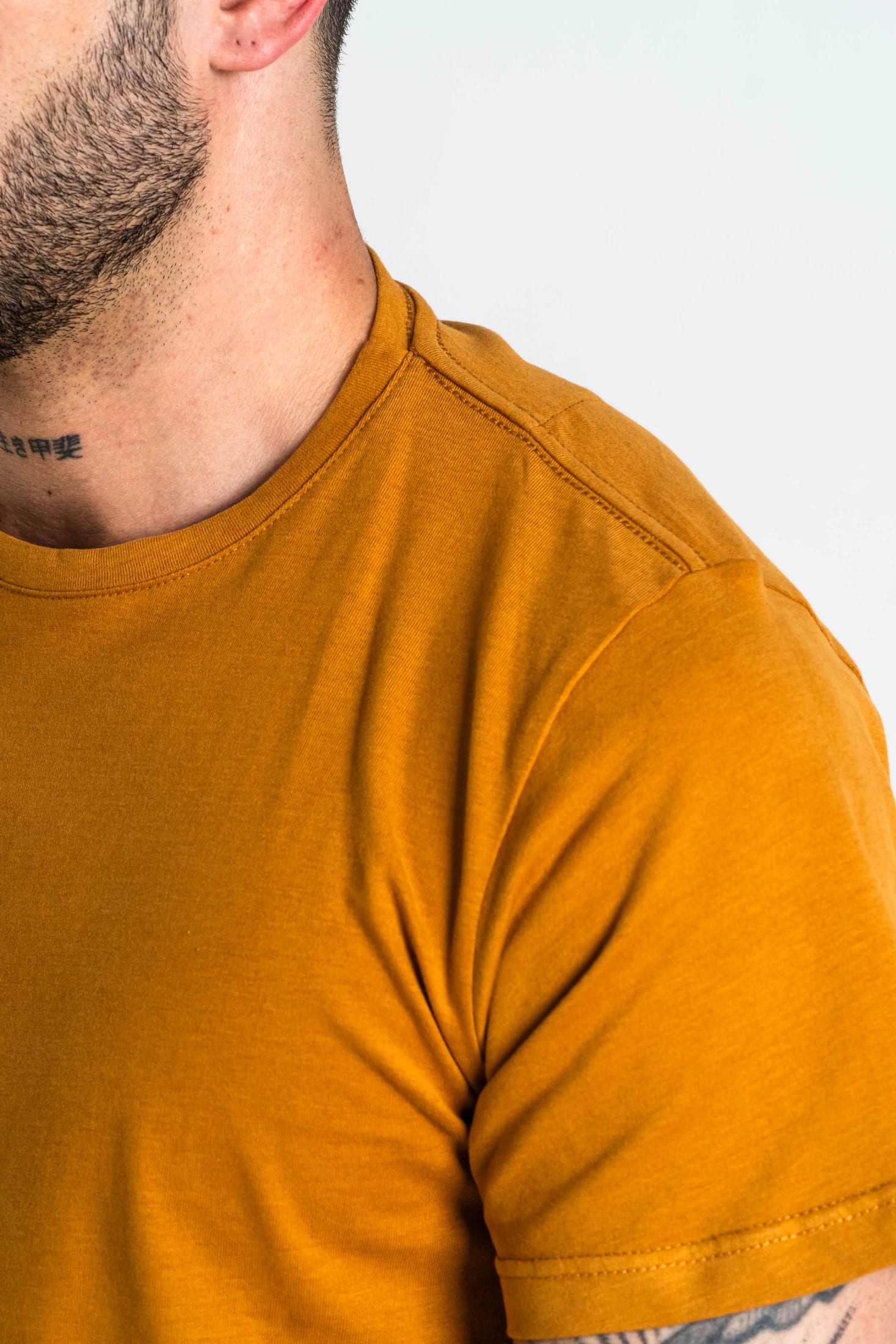 Camiseta Básica Algodón Mostaza - imagen 2