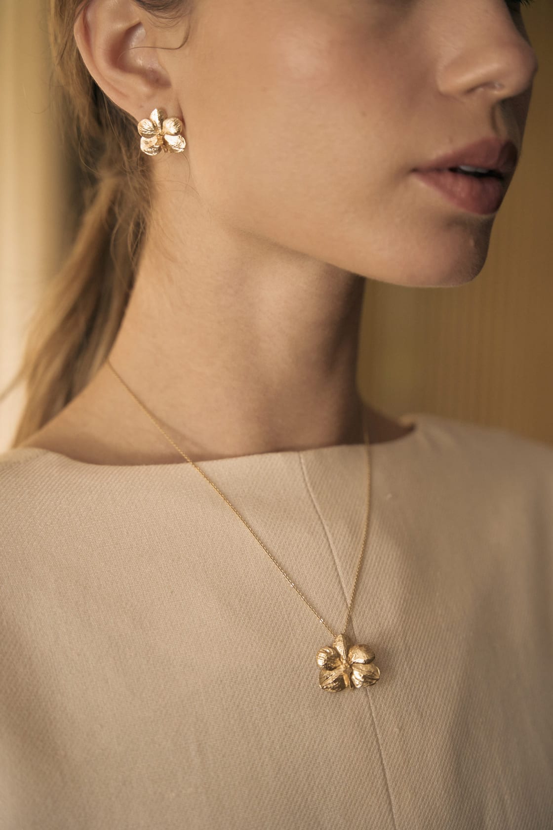MINI VANDA ORCHID 18K NECKLACE - imagen 4