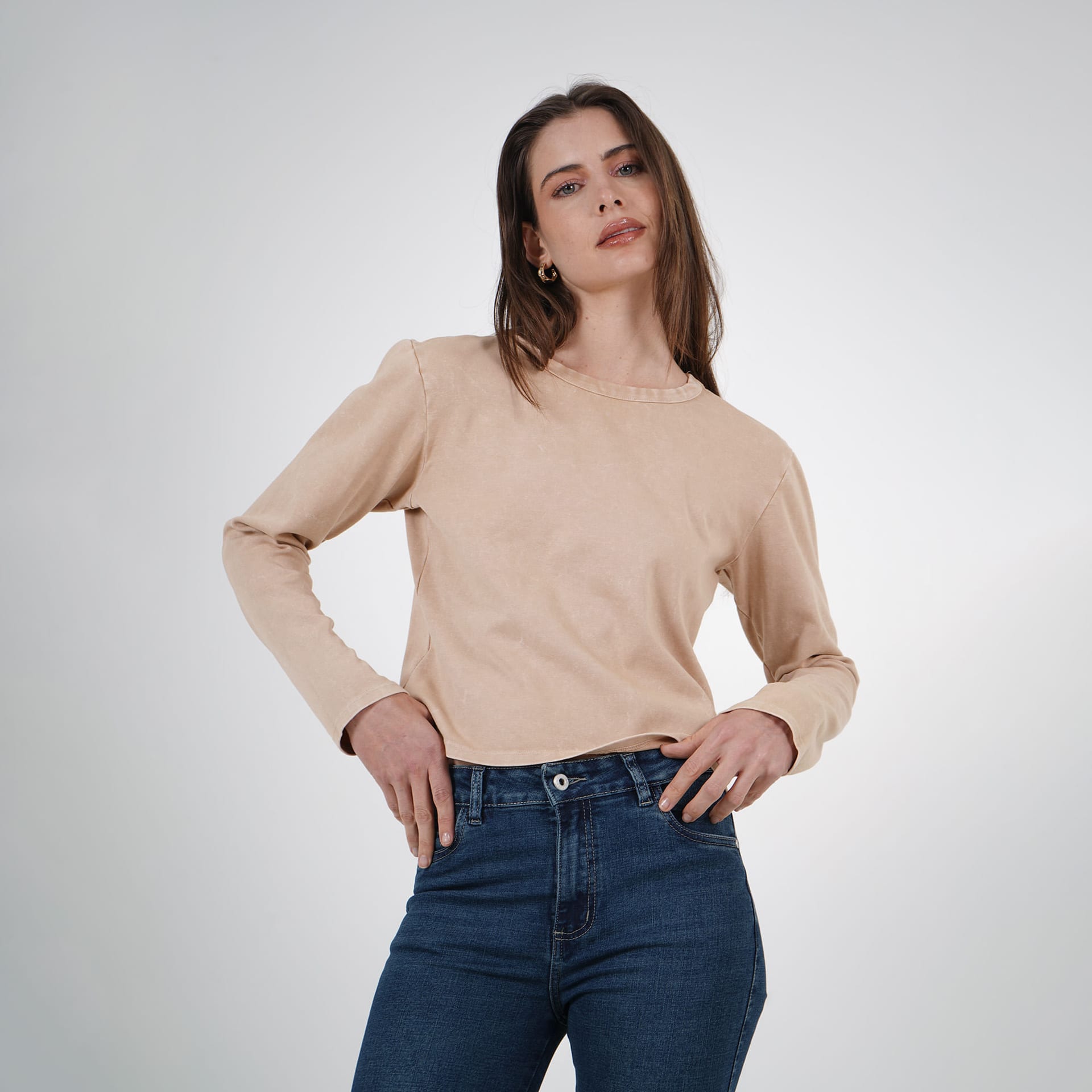 Camiseta crop cuello redondo manga larga y pinzas - imagen 3