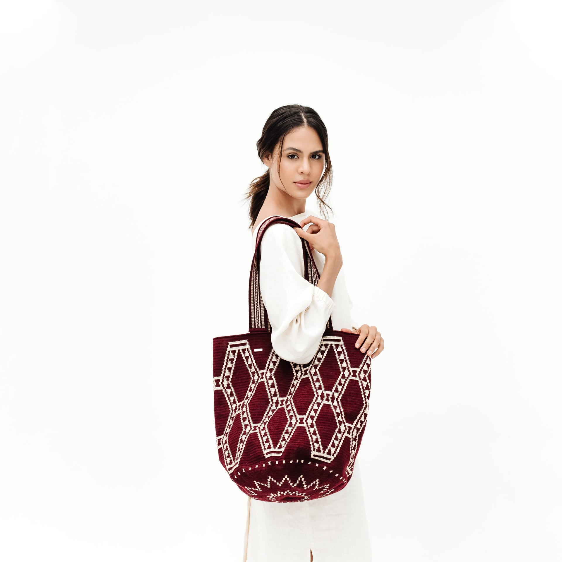 Maxi Bolso Wayuu Vinotinto brillante - imagen 2