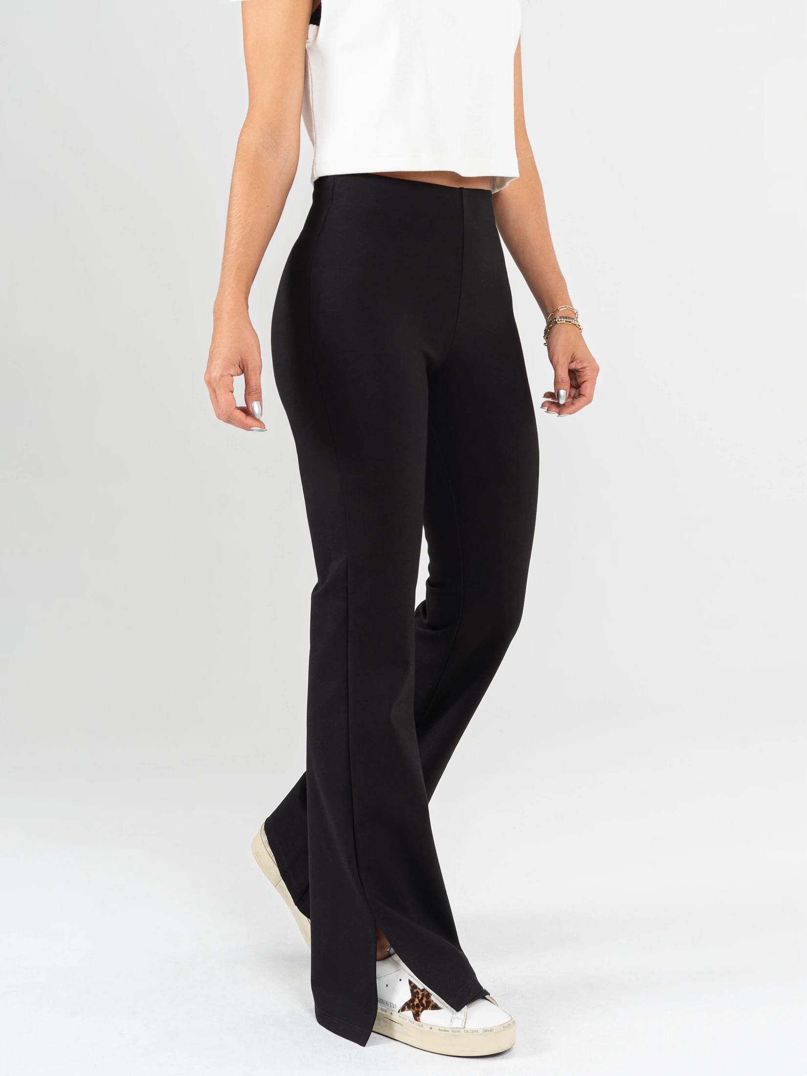 Ref: 0610721 Pantalón flare stretch, tipo legging, tiro alto, tono negro, detalle abertura al costado. - imagen 1