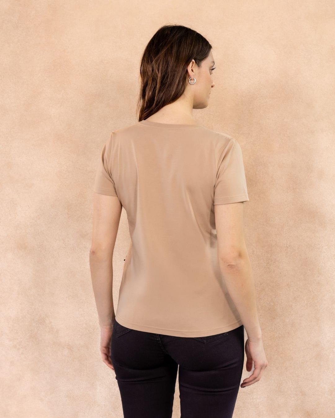Camiseta Antimanchas Cuello V Arena - Talla Regular - imagen 4