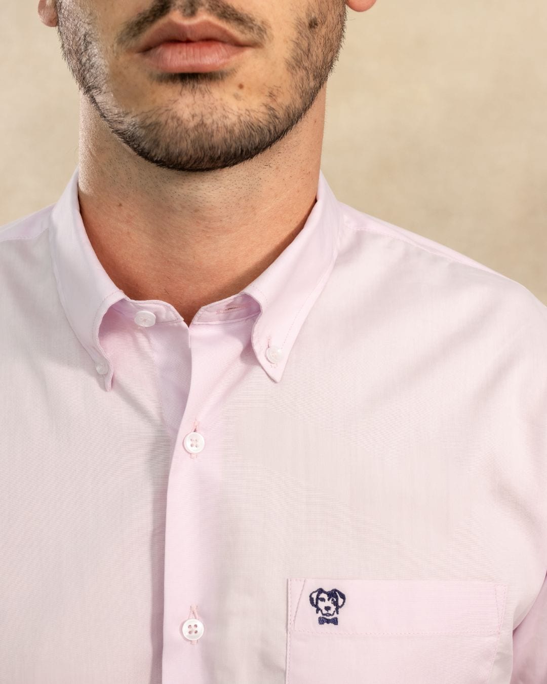 Camisa Antimanchas Popelina Light Pink Con Bolsillo Logo Azul - Talla Regular - imagen 2