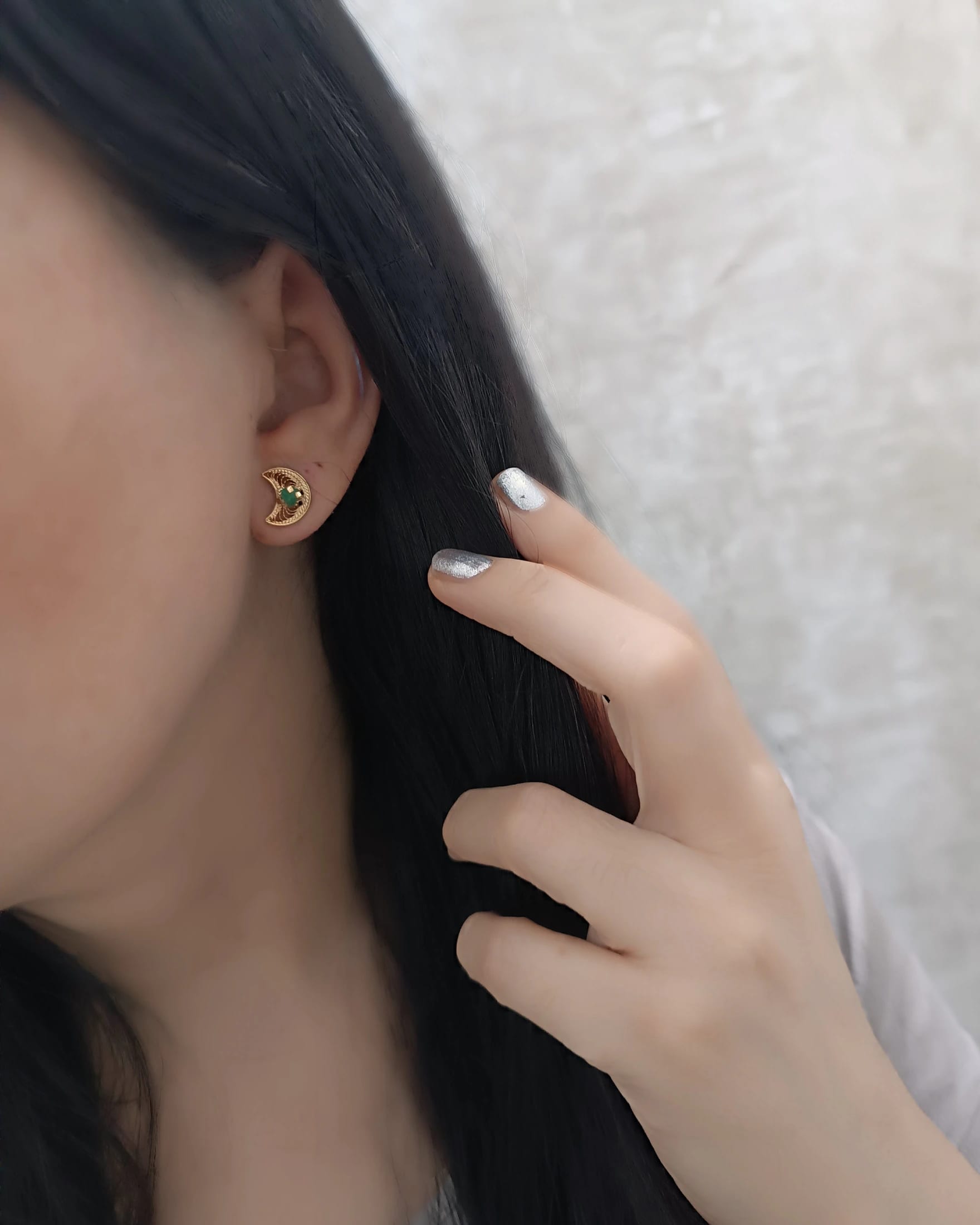 Aretes mini filigrana y esmeralda Lunita - imagen 4