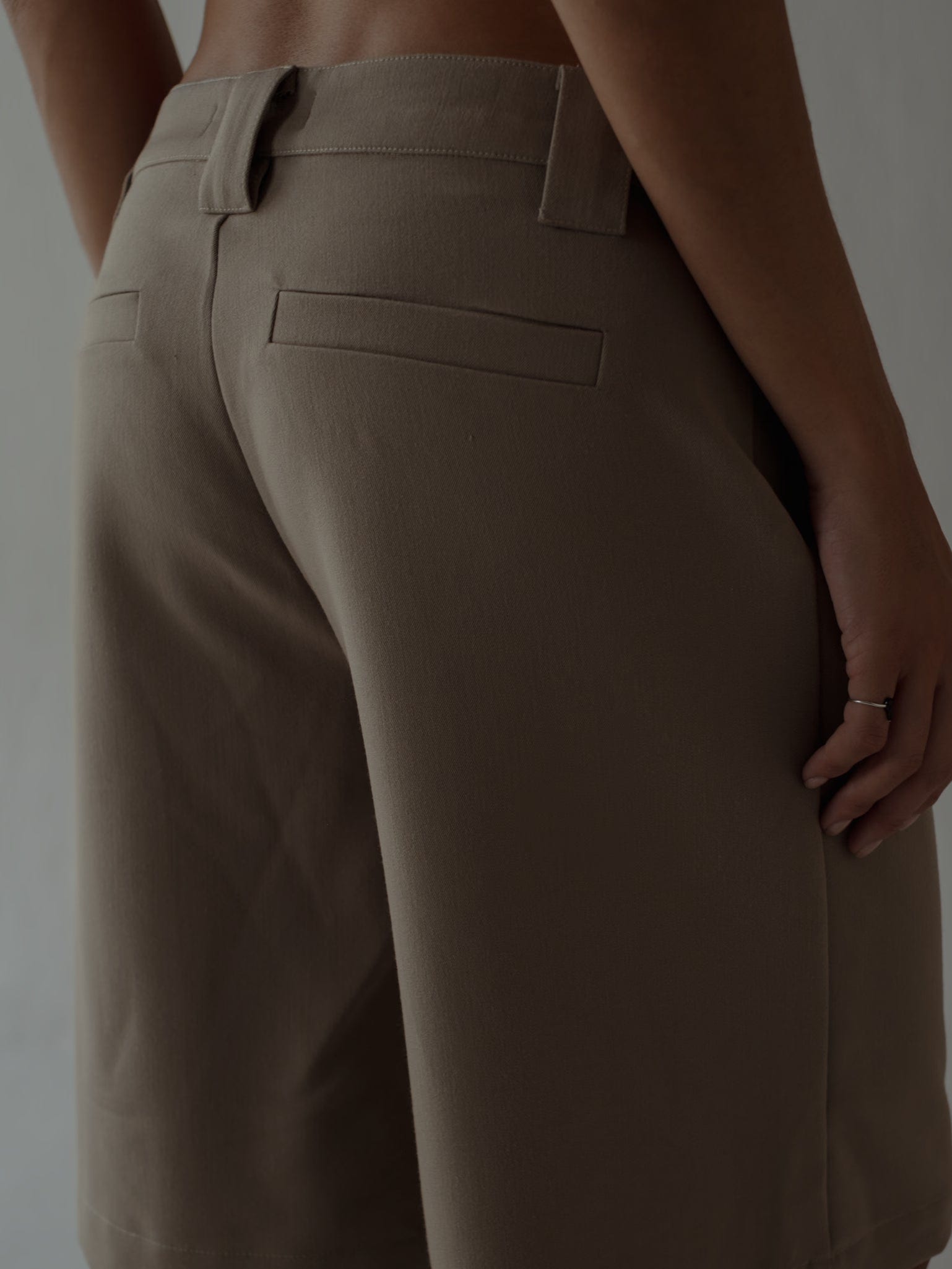 LONG CLASSIC SHORTS - TAUPE - imagen 12