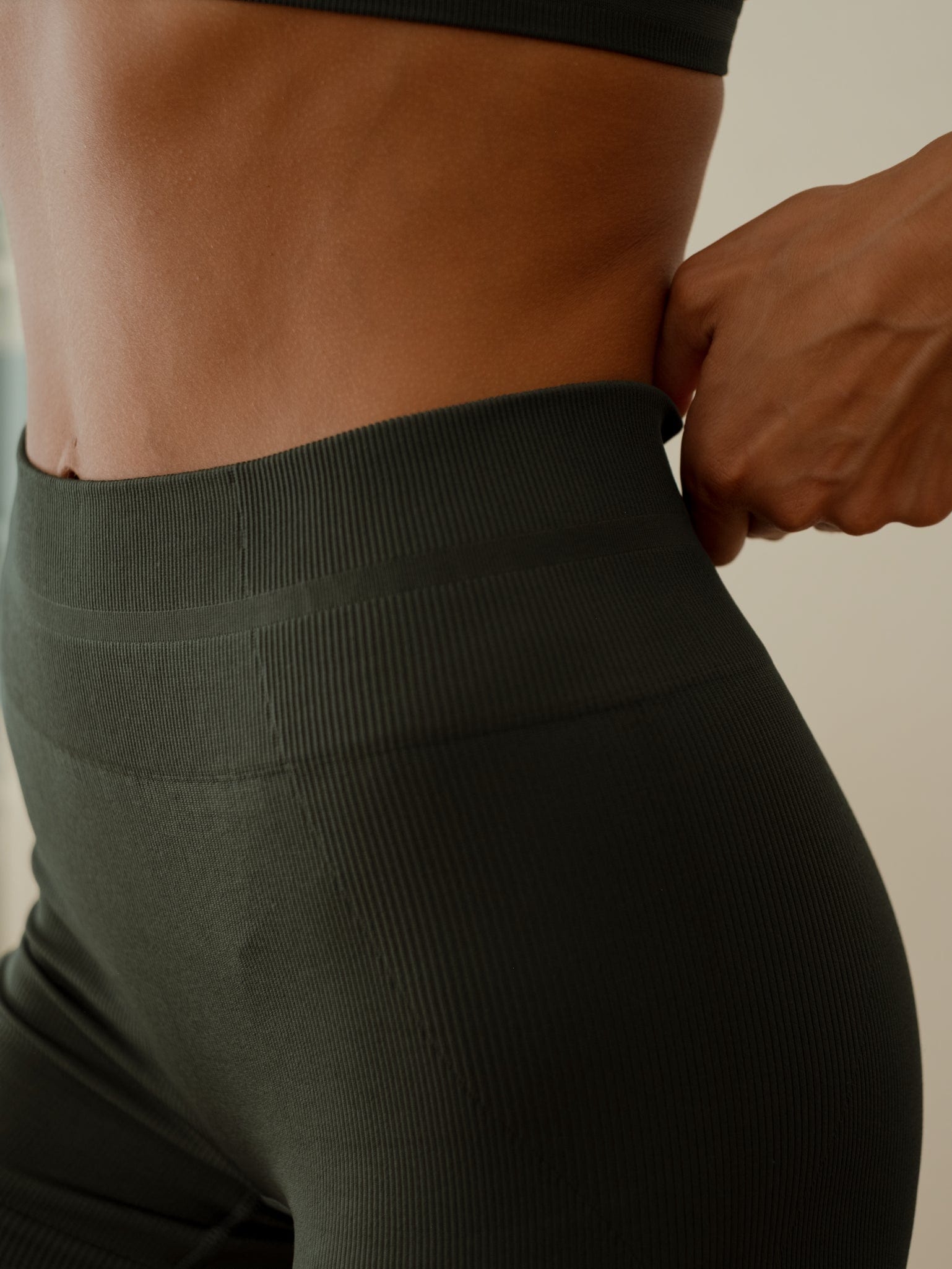 FORM SEAMLESS MINI SHORT - PESTO - imagen 8