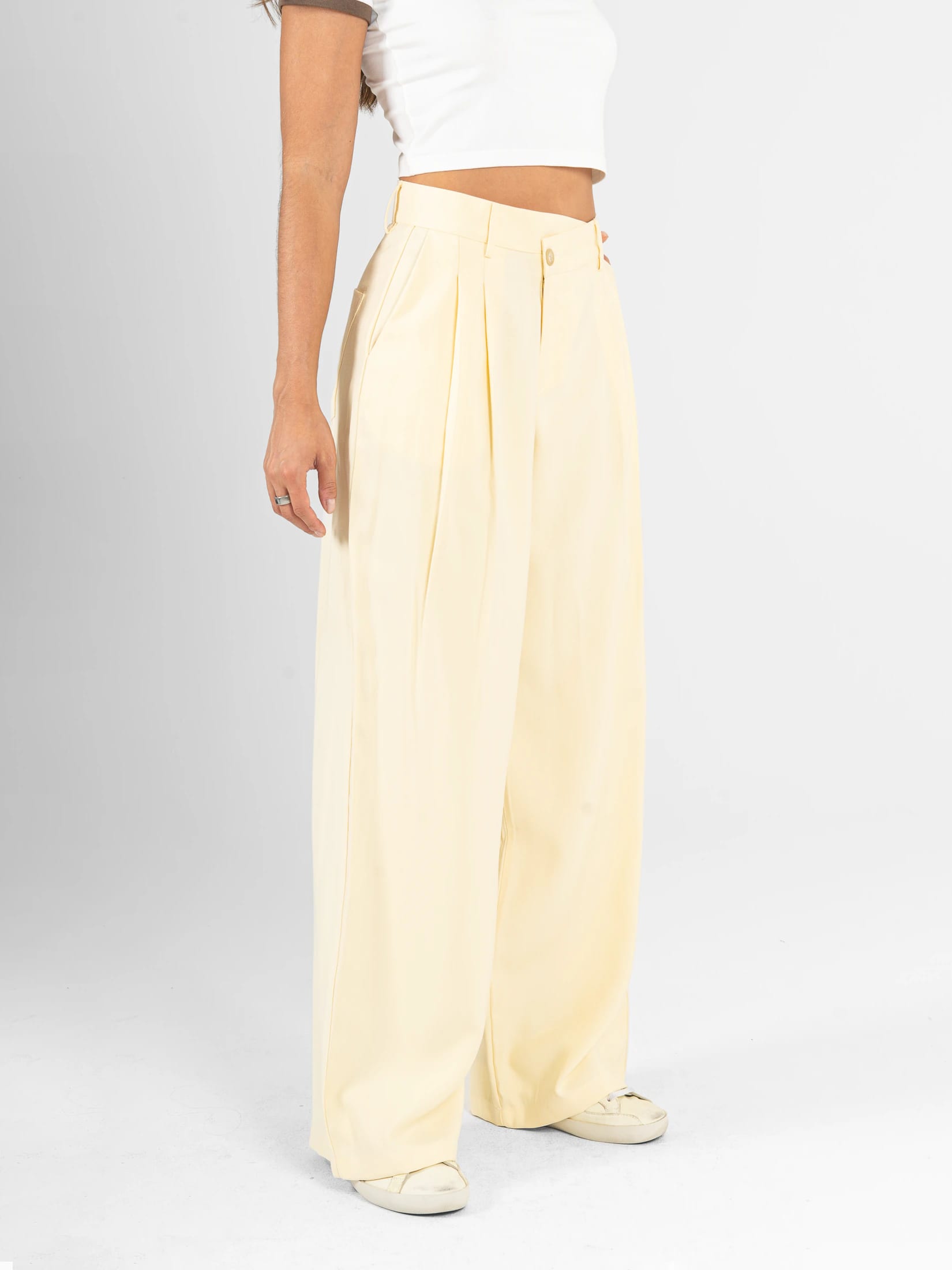 Ref: 0620581 Pantalón mom flare, tejido plano liviano, detalle en pretina, tiro alto, tono amarillo - imagen 3