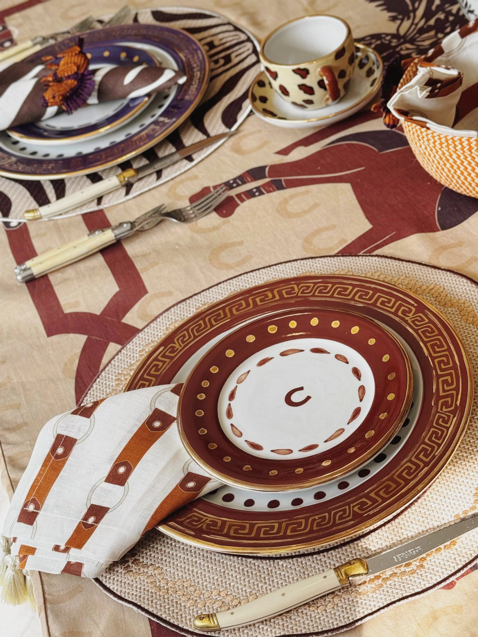 Horseshoe Salad Plate / Chocolate & Gold - imagen 2