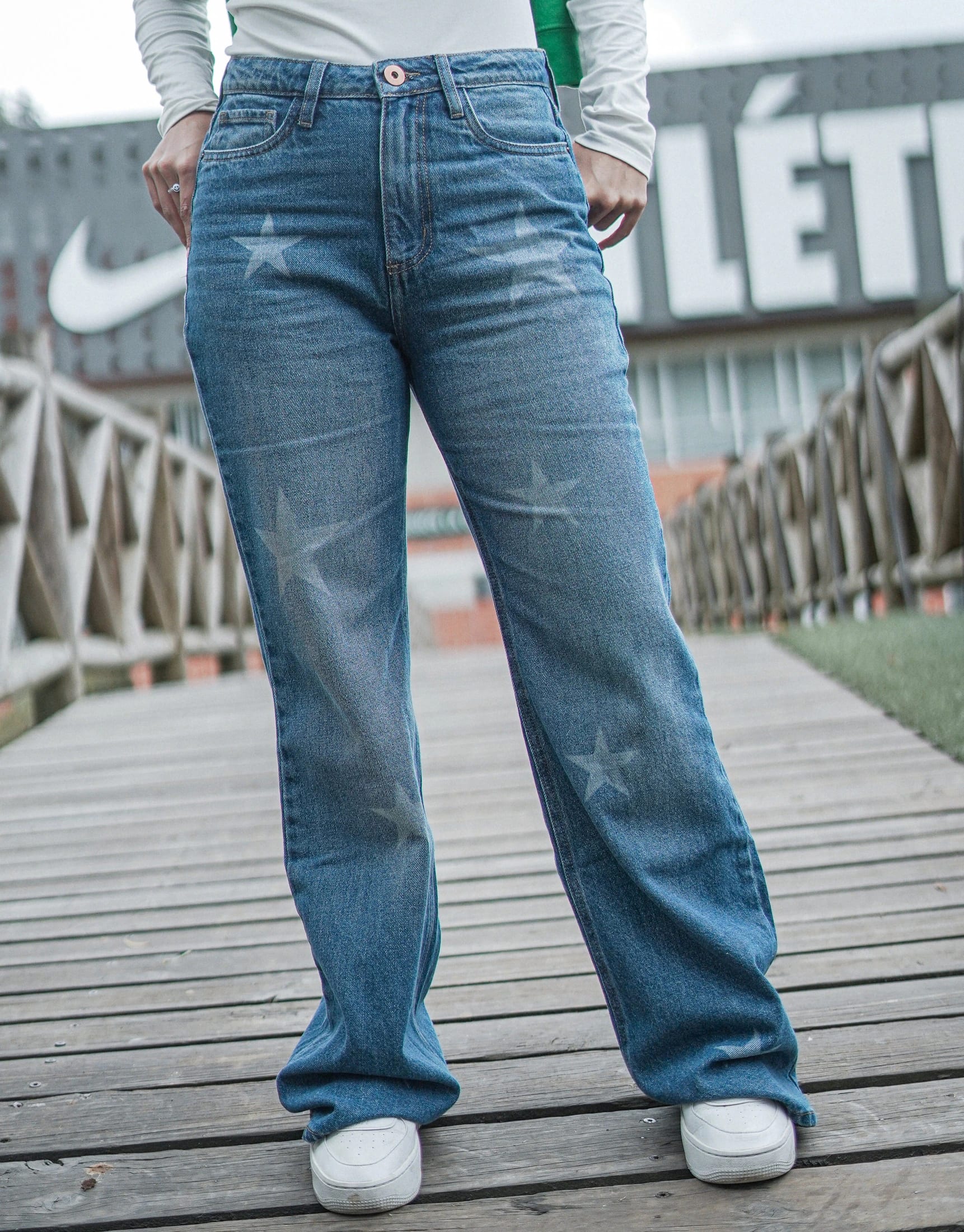 JEAN MOM FLARE TIRO ALTO ESTRELLAS - imagen 3