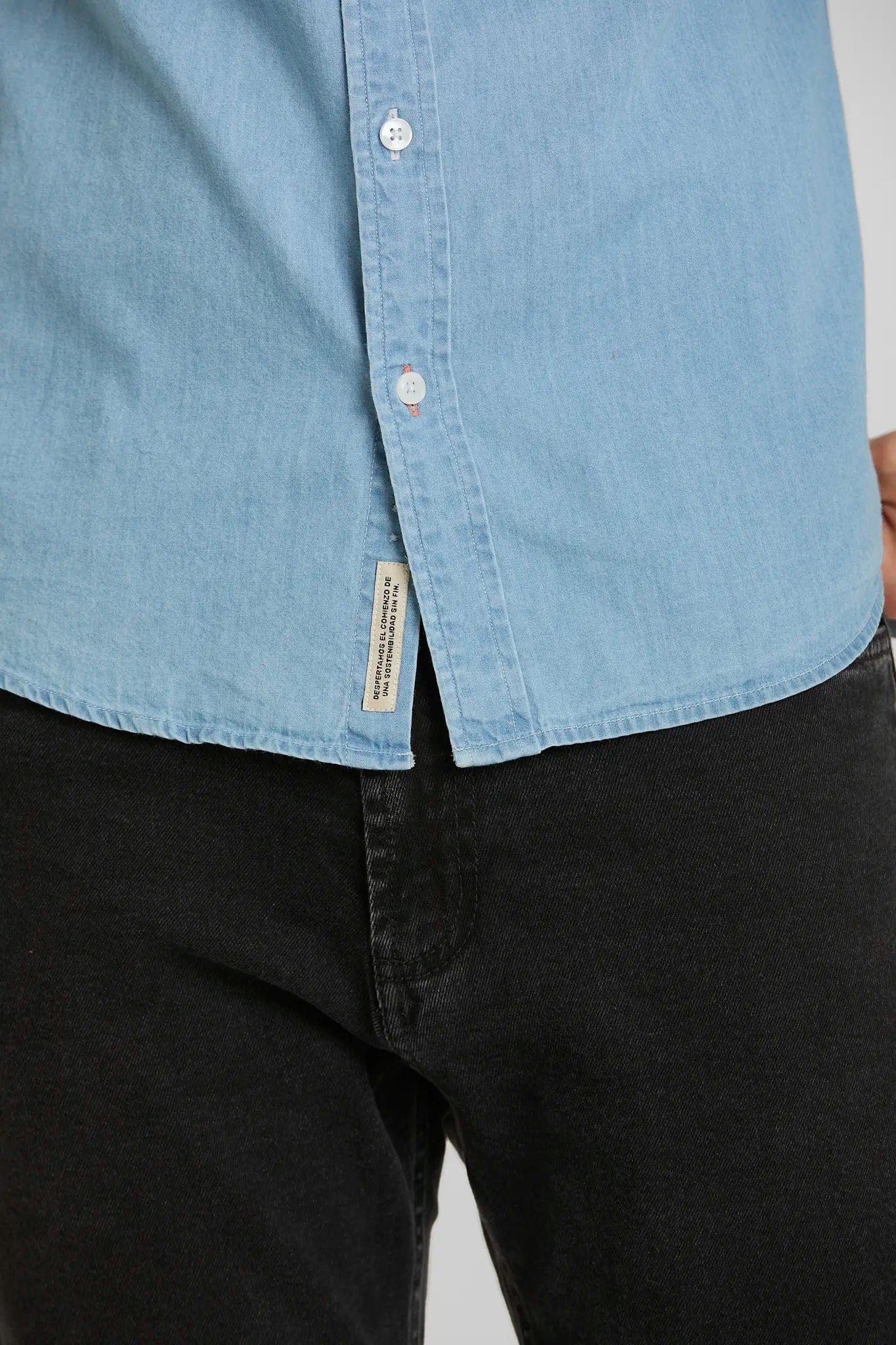 Camisa Jean Button Down Azul Claro - imagen 6