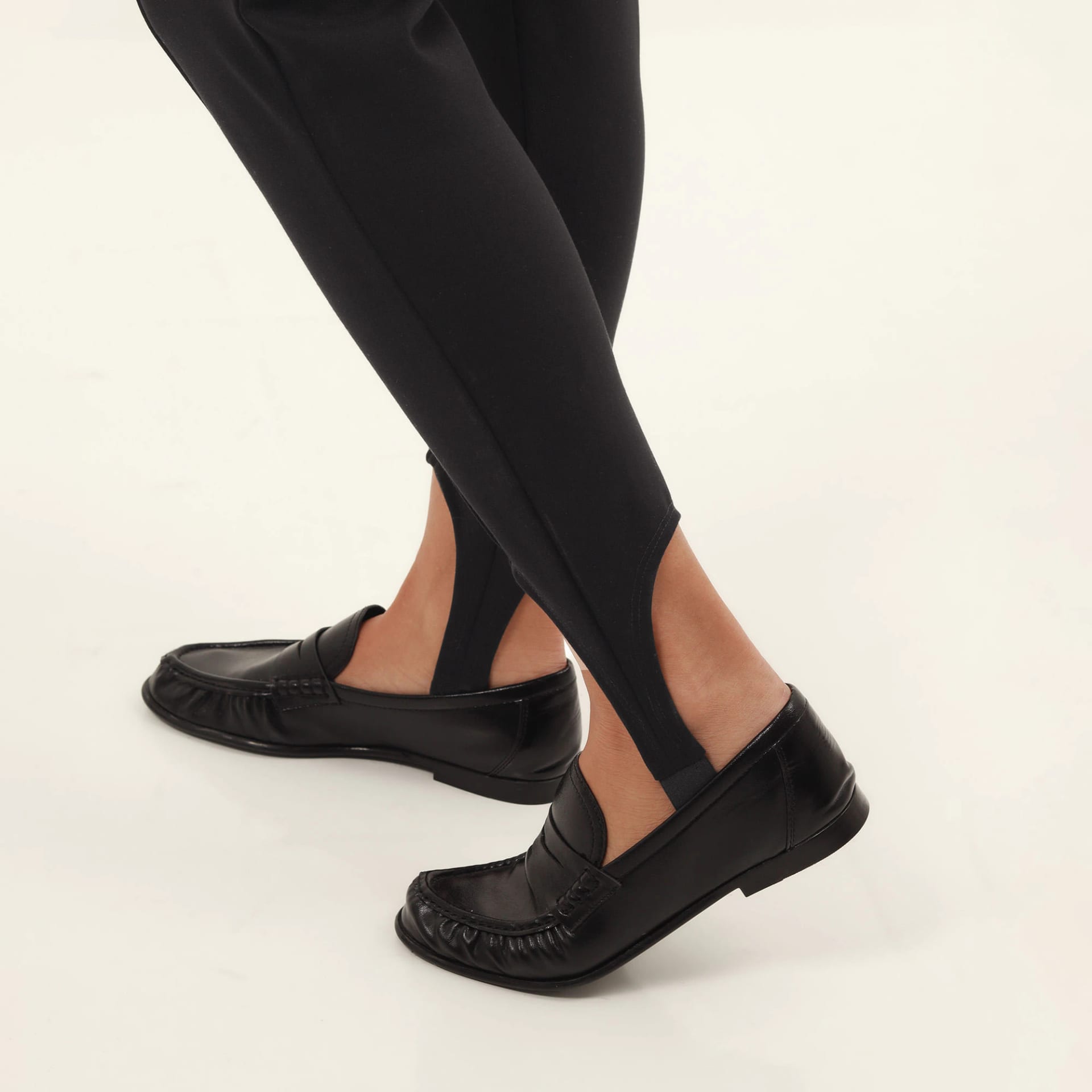 Pantalón con estribo tiro medio bota skinny - imagen 2