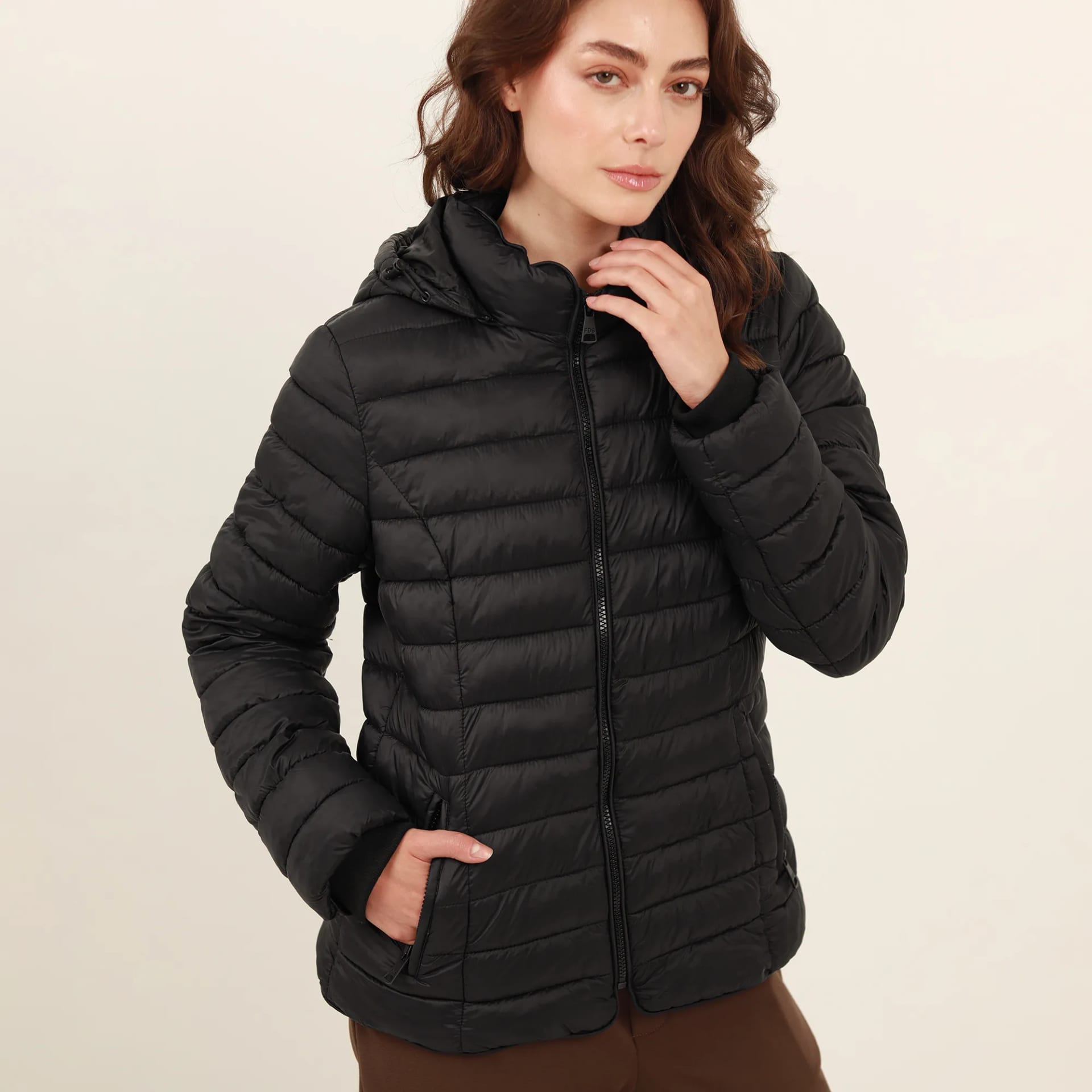 Chaqueta acolchada básica cuello alto con capucha - imagen 11