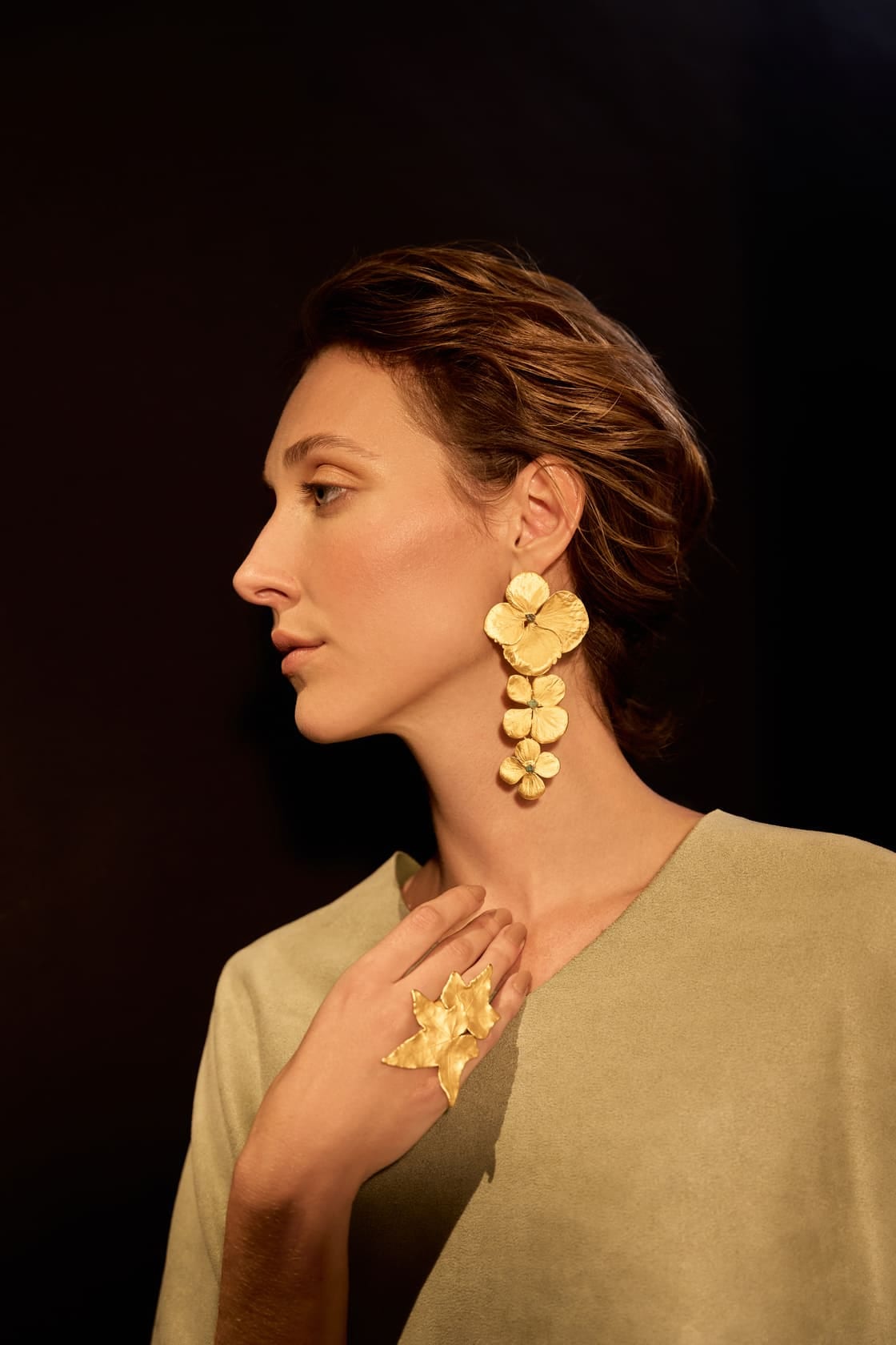 TRIPLE HYDRANGEA AND ROUGH EMERALD EARRINGS - imagen 2