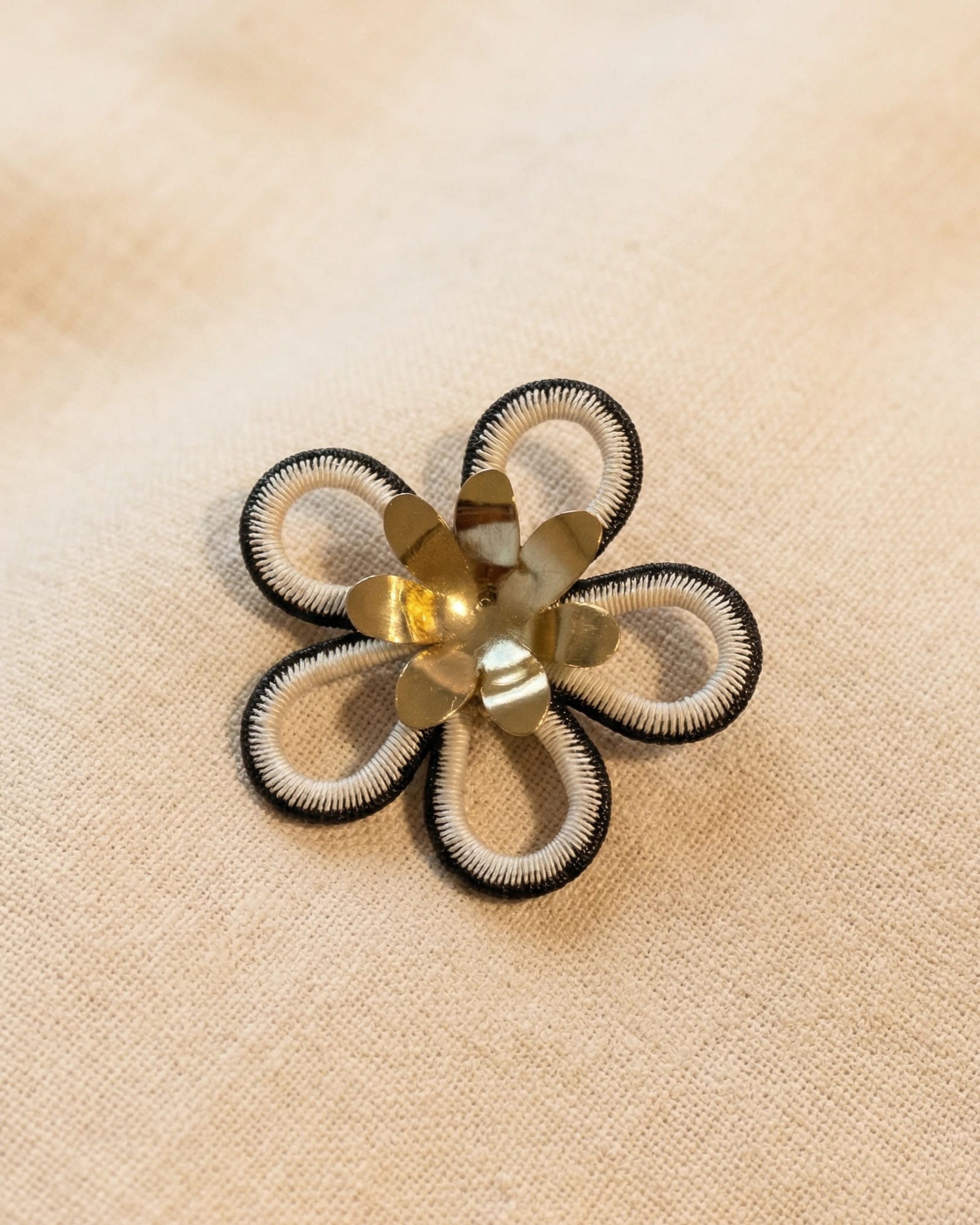 Azalea Brooch - imagen 2
