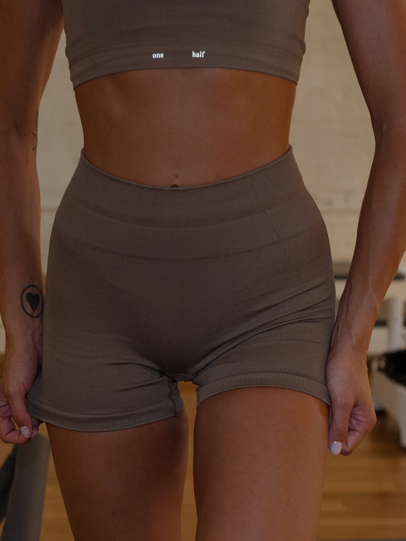 FORM SEAMLESS MINI SHORT - TAUPE - imagen 4