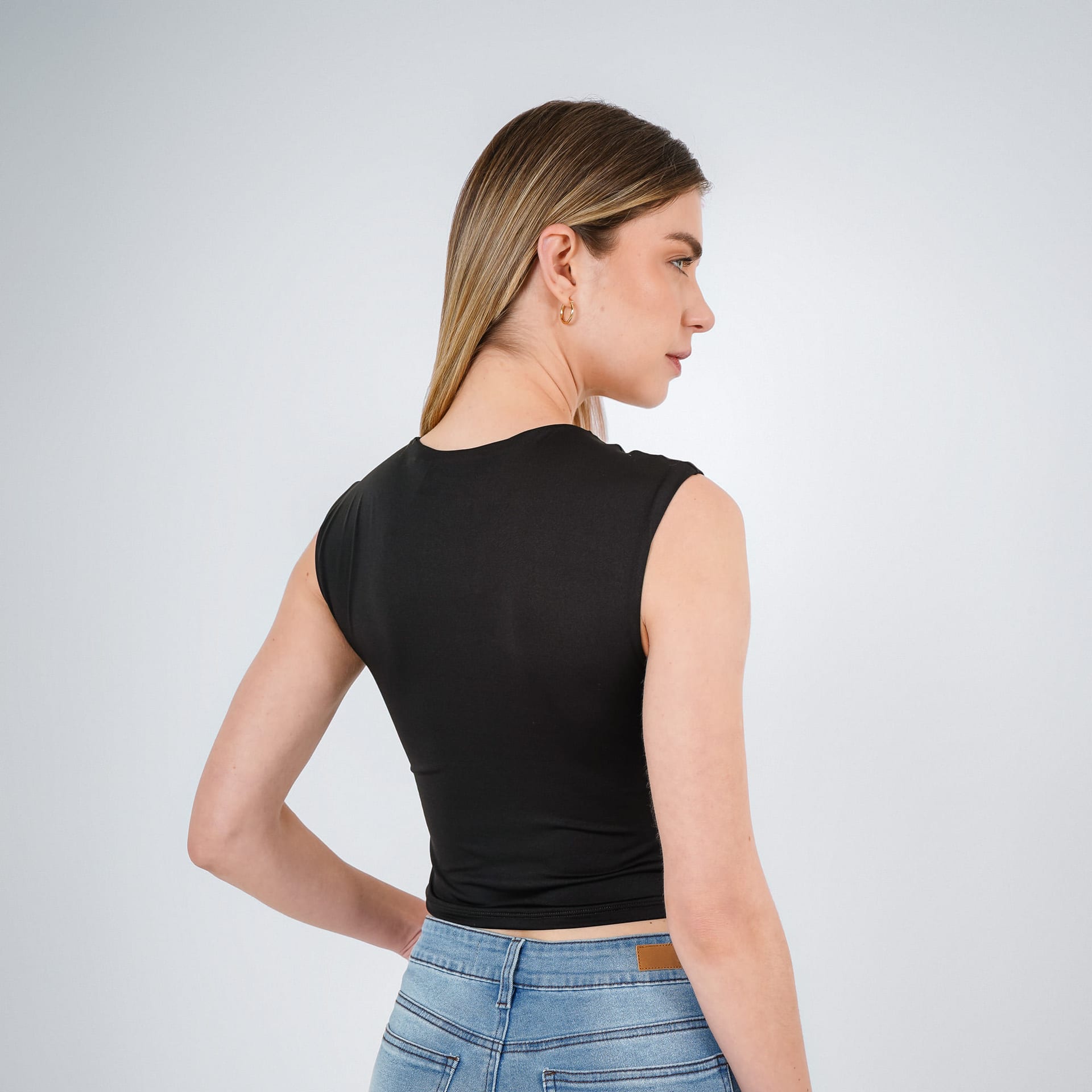 Camiseta crop básica cuello redondo manga sisa - imagen 2