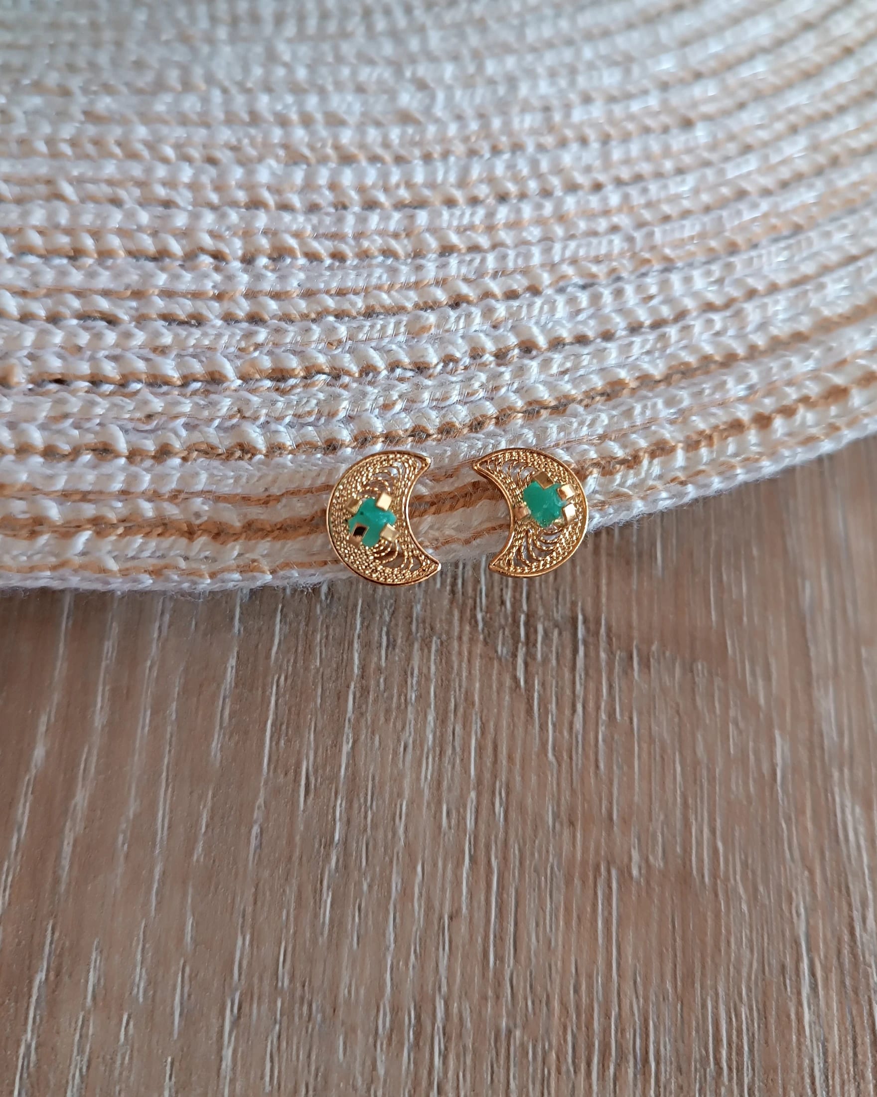 Aretes mini filigrana y esmeralda Lunita - imagen 5