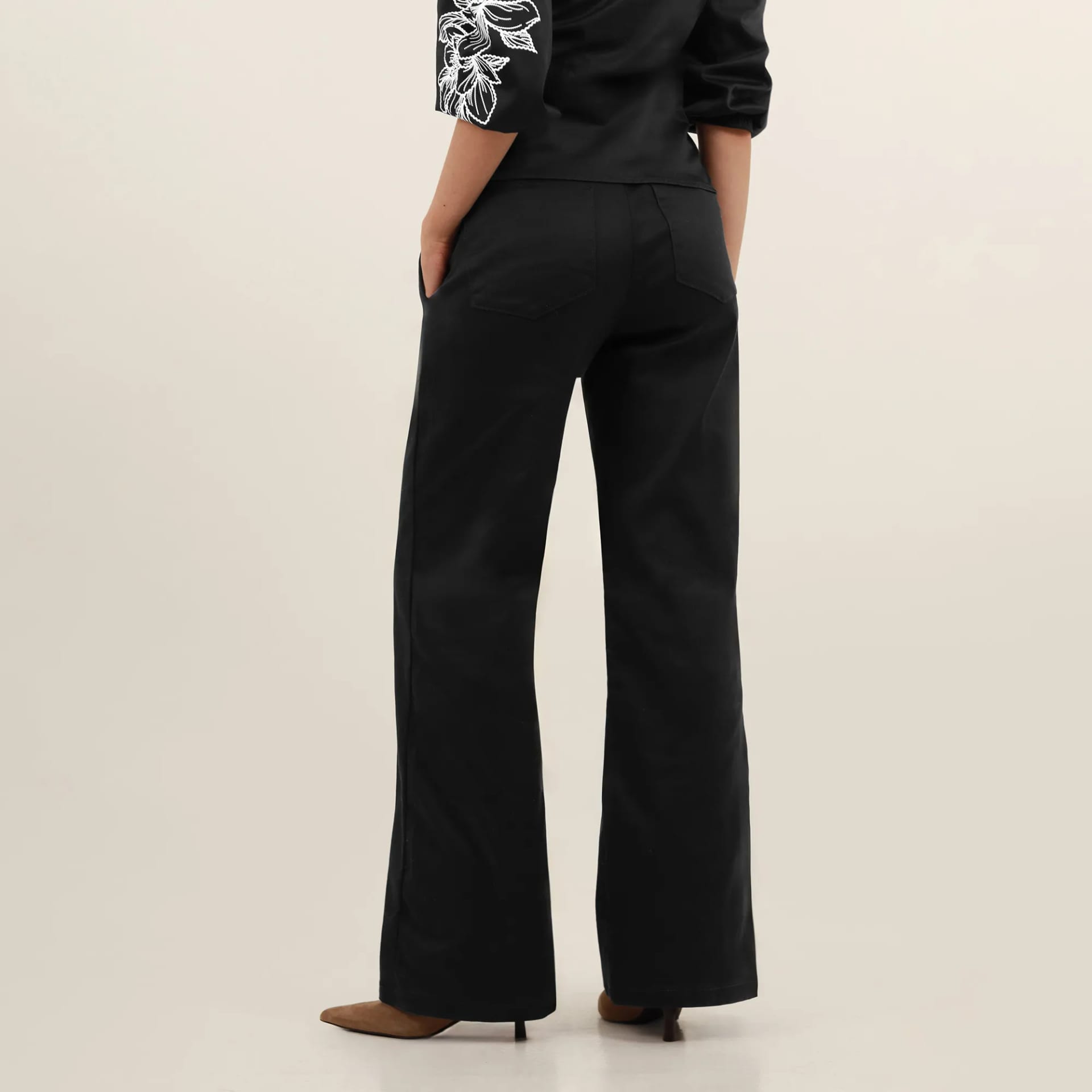 Pantalón palazzo bota flare con bordado flor - imagen 4