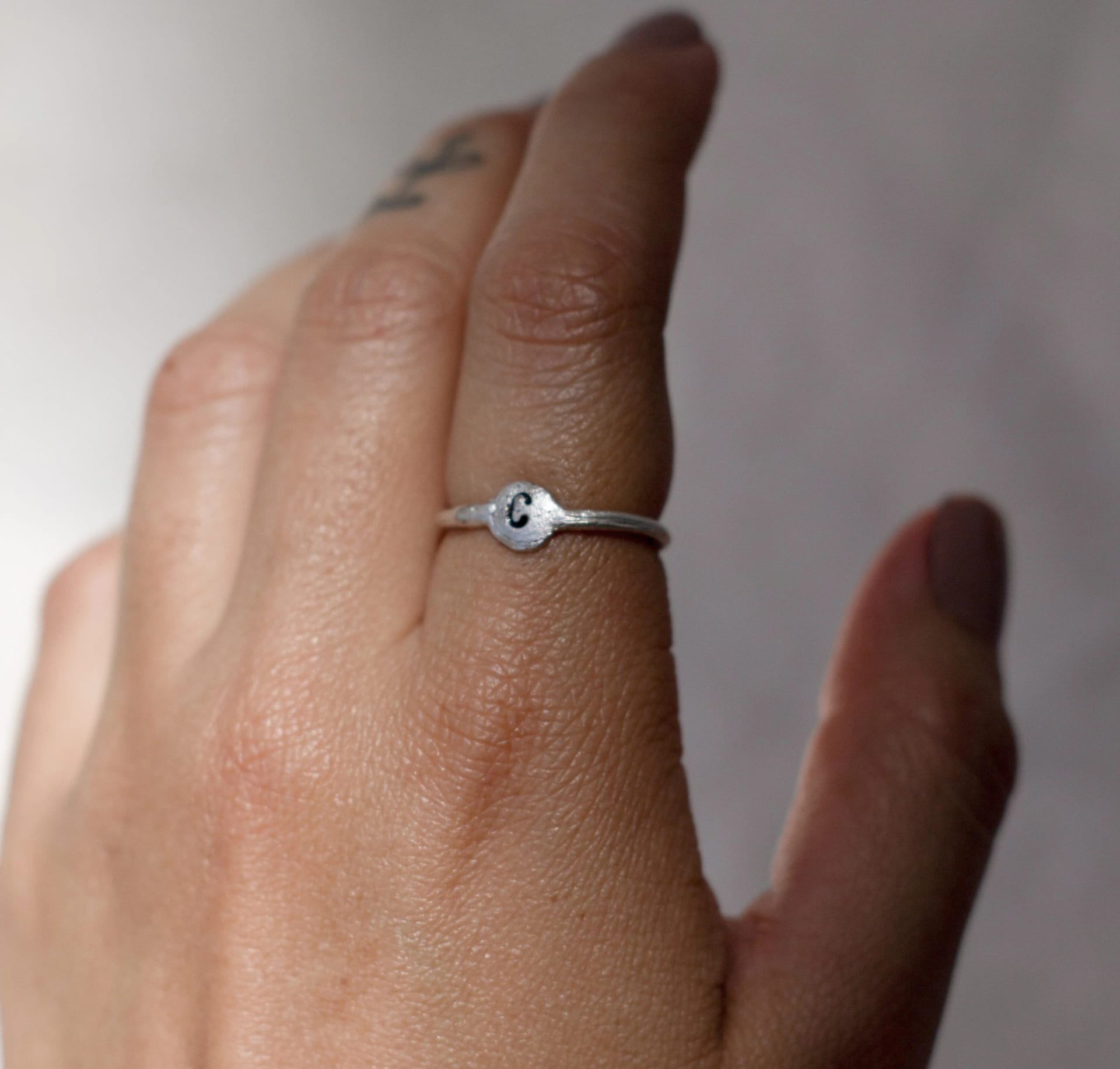 Anillo letra (Plata ley950) - imagen 2
