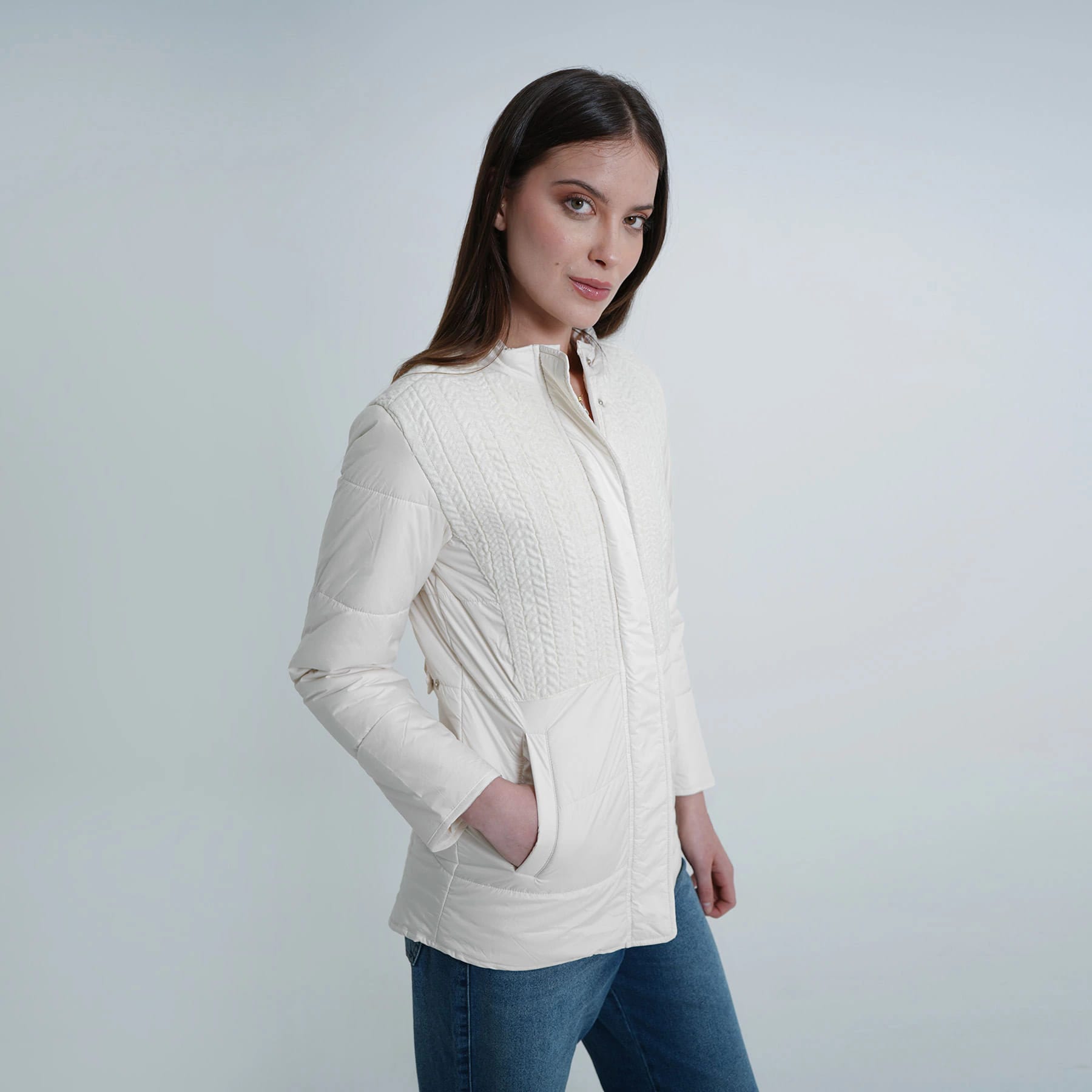 Chaqueta acolchada cuello alto con tejido - imagen 11