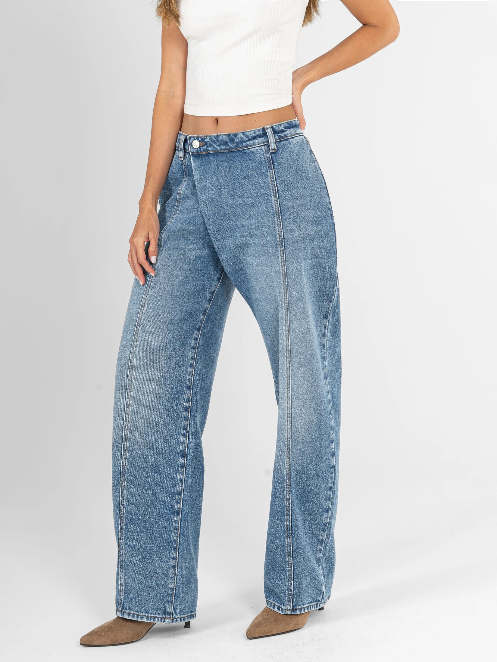 Ref: 066450 Jean wide leg, rígido, detalle delantero, tiro alto, tono azul medio. - imagen 2