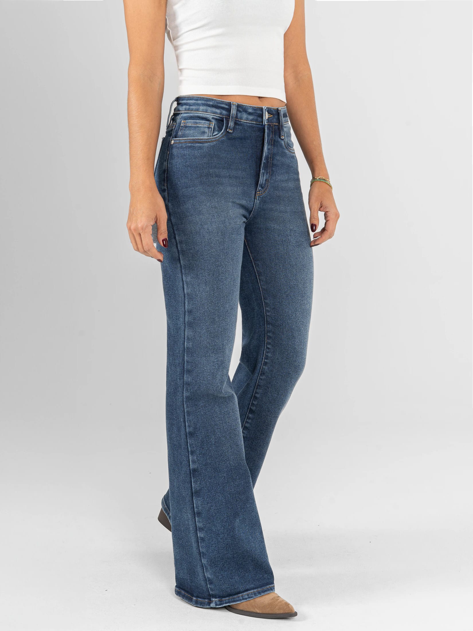 Ref: 065740 Jean flare stretch, bota ancha, tiro alto, tono azul medio oscuro. - imagen 2