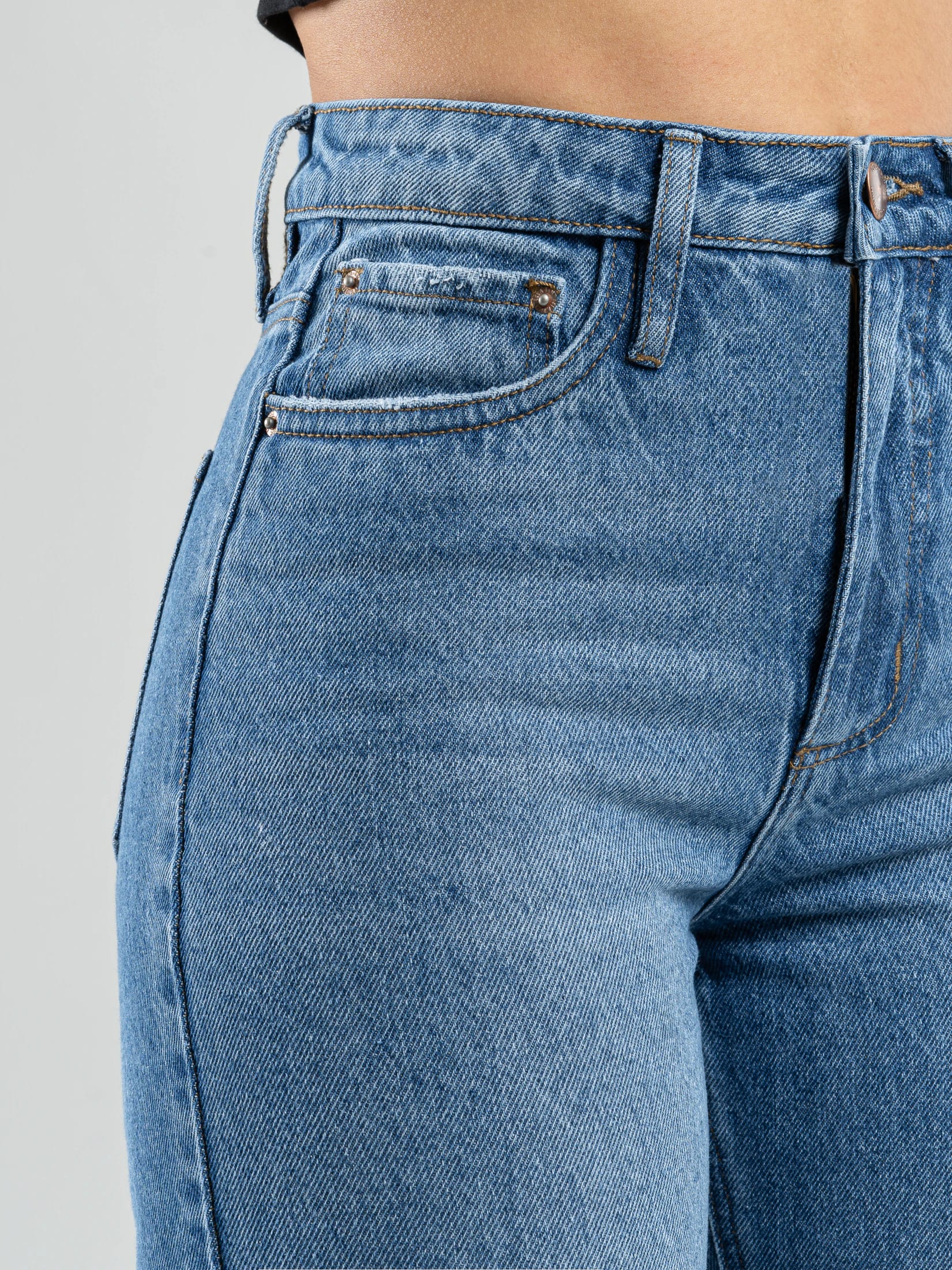 Ref: 064236 Jean Mom Flare, rígido, tiro alto, tono azul medio, diseño cinco bolsillos. - imagen 4