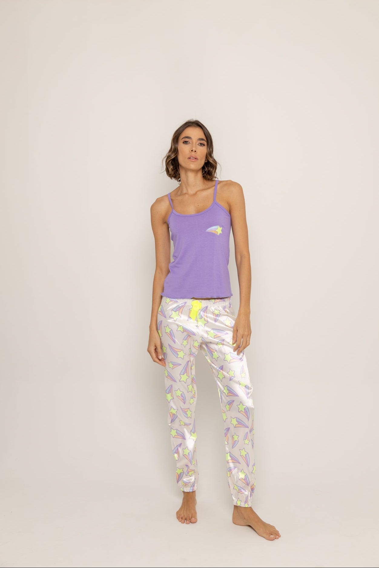 Conjunto pantalón satín marfil estrellas blusa morada - imagen 5