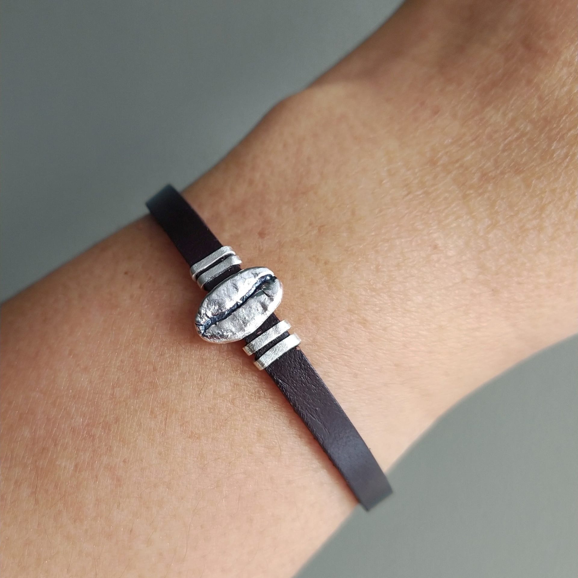 Pulsera Café Gesha en plata envejecida con cuero plano - imagen 3