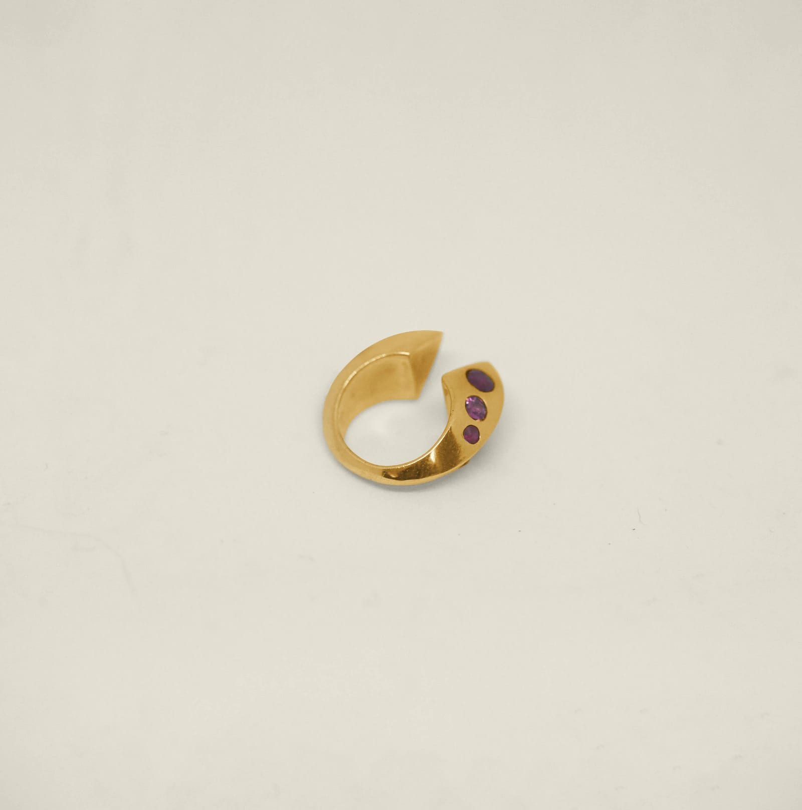 Oko Ruby Ear Cuff Gold - imagen 2