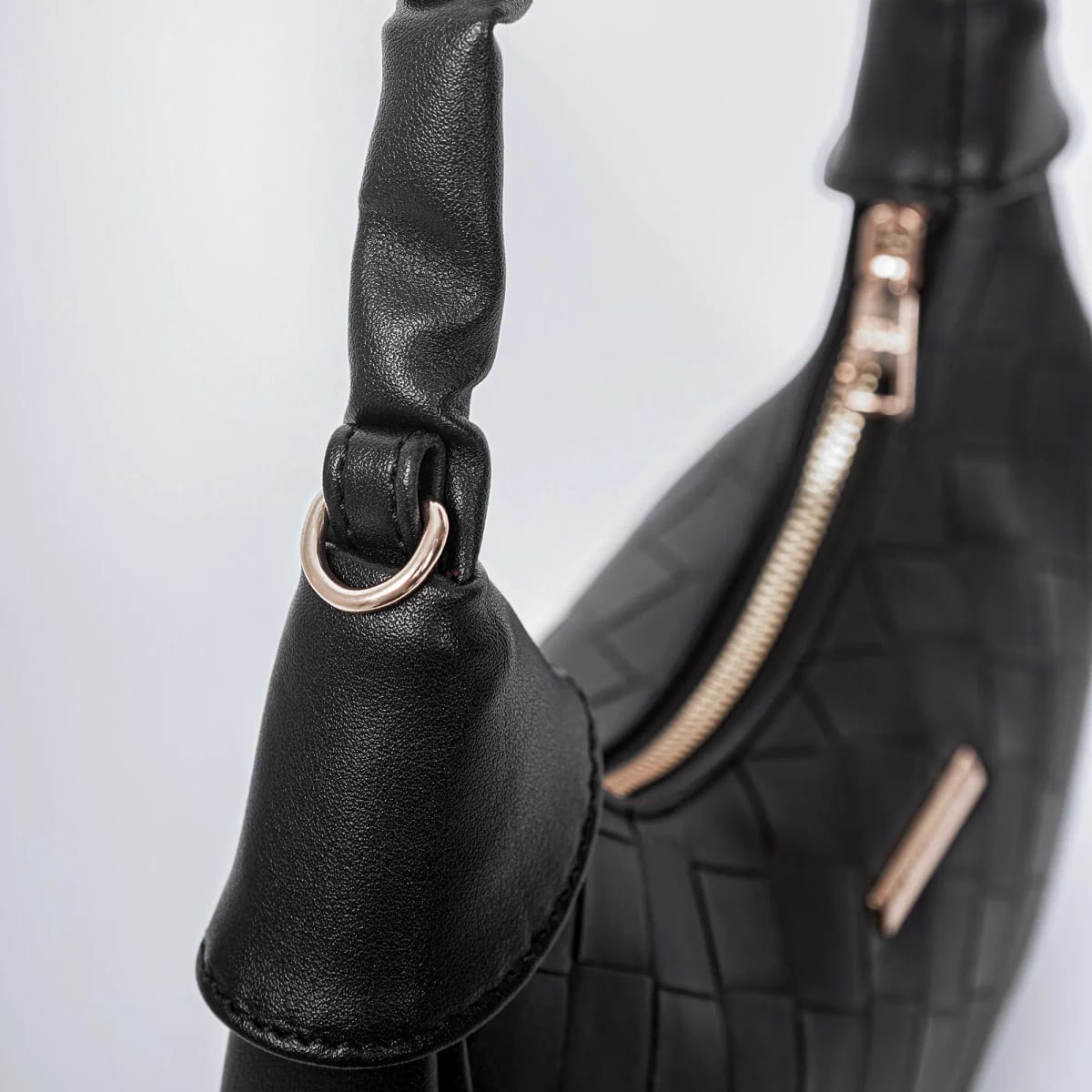 Bolso de hombro con textura - imagen 9