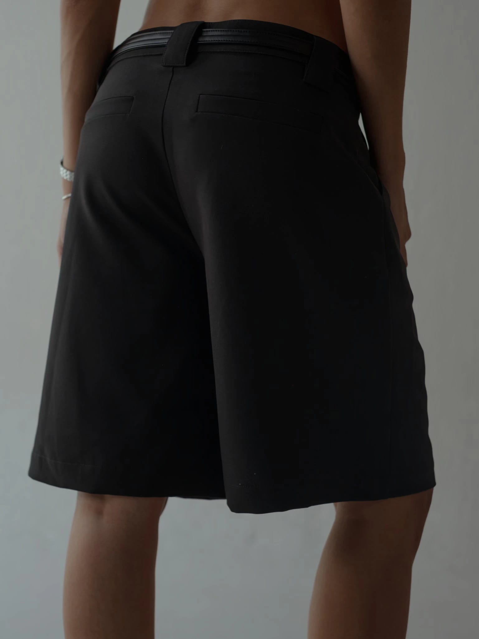 LONG CLASSIC SHORTS - BLACK - imagen 11