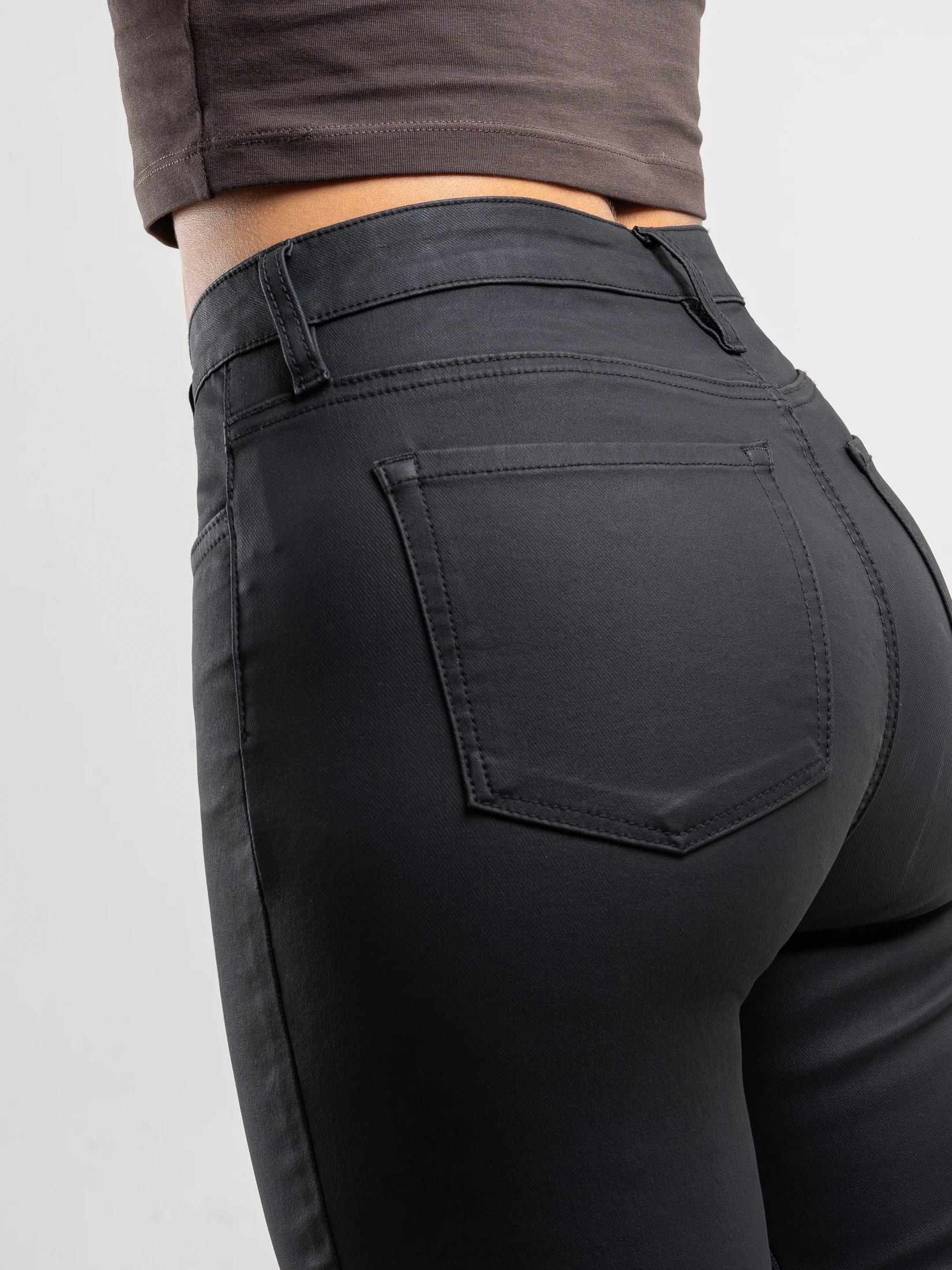 Ref: 065963 Pantalón flare stretch, bota ancha, efecto cuero, tiro alto, tono negro. - imagen 3