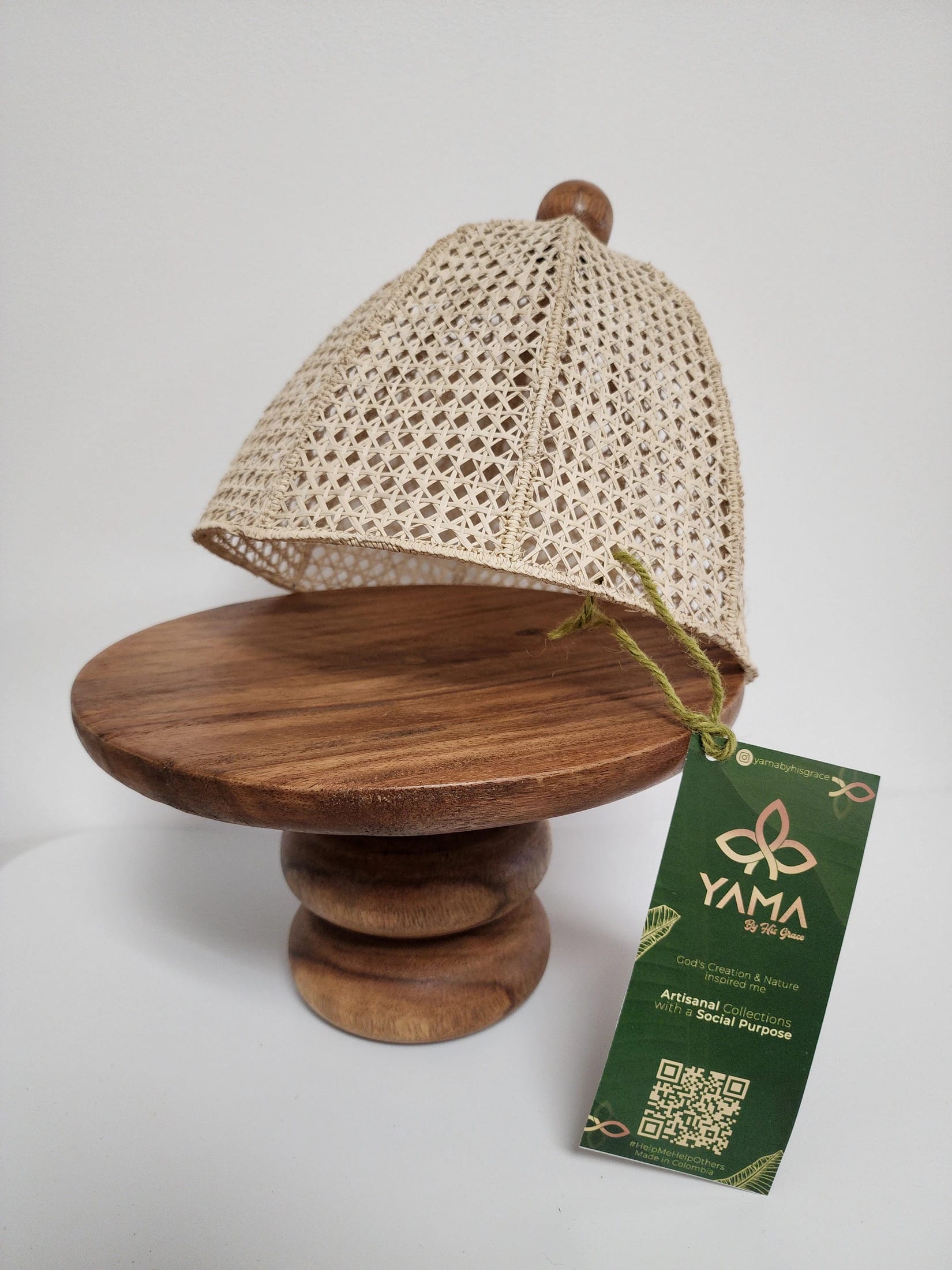 Artisanal Wood Cake Stand with Wicker Cover - imagen 2