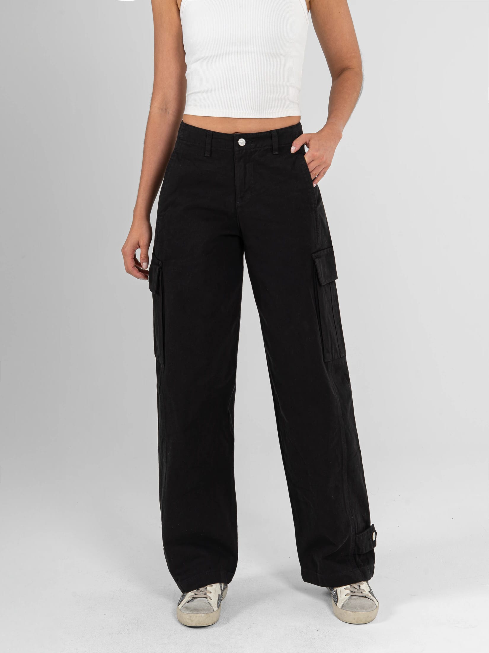 Ref: 0620483 Pantalón Cargo rígido, tiro alto, tono negro, diseño con bolsillos laterales - imagen 1